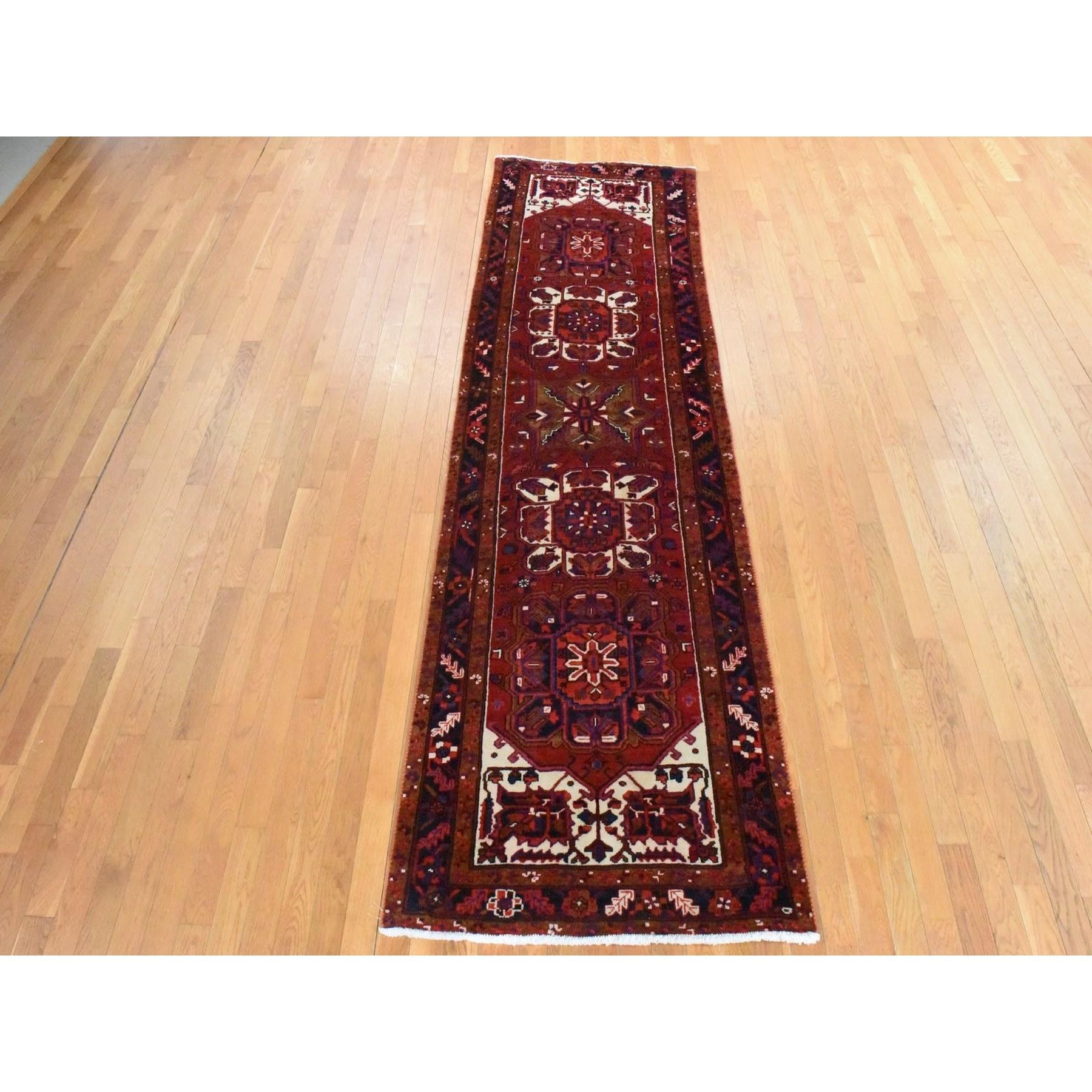 Savvy Red, Semi Antique Persan Heriz, Geometric Medallion Design, Clean, Full and Soft Even Pile, 100% Wool, Hand Knotted, Oriental, Wide Runner Rug (tapis de course large)
Matières premières : Laine
Latex : Pas de poils 
hauteur : 0,25 pouces
Style