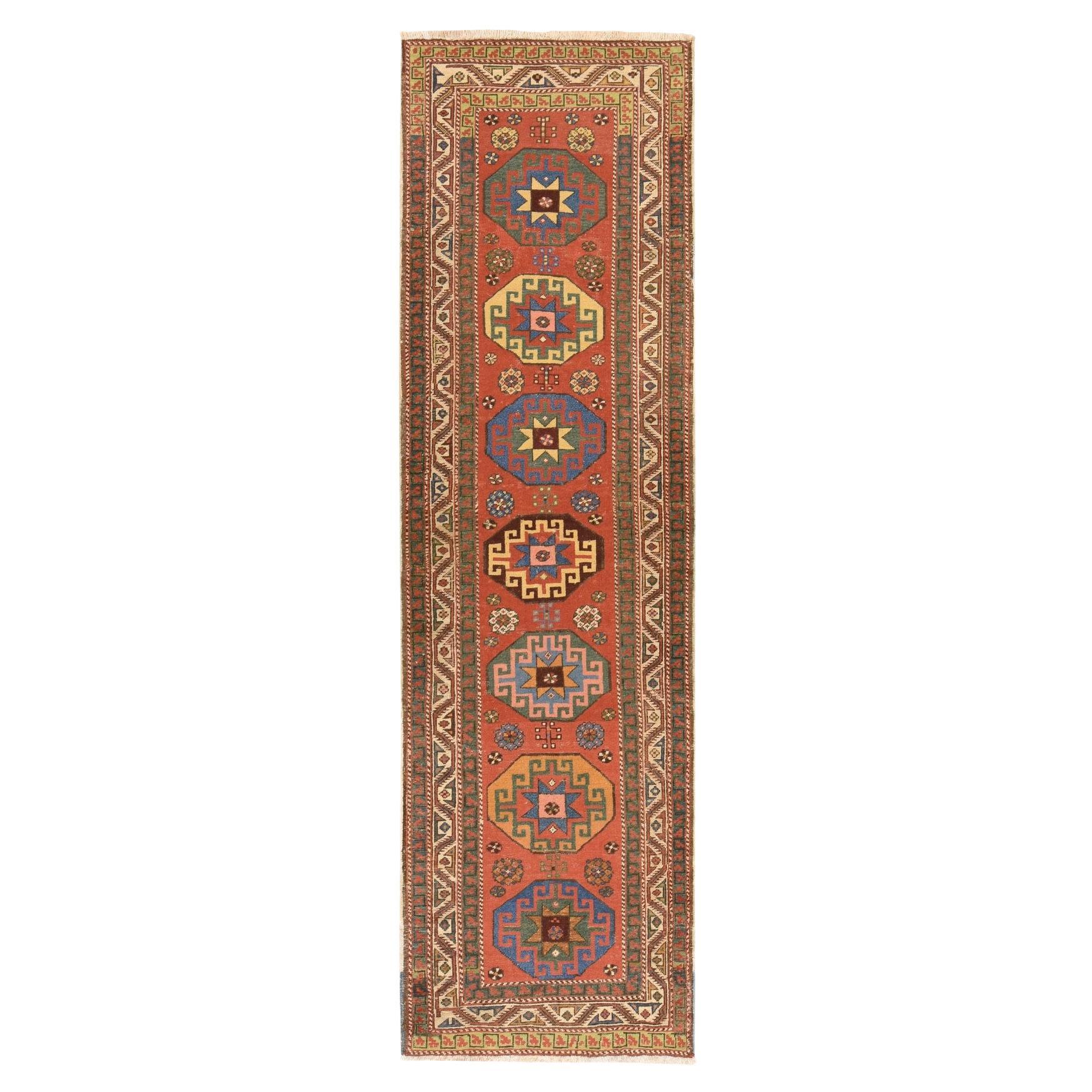 3
4 "x11
2" Rouge Antique Caucasien Kazak Even Wear Tapis de course en laine noué à la main