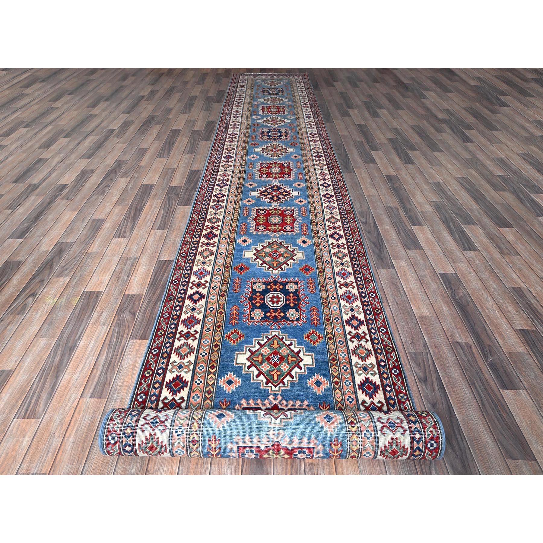 Azul Bayern, Kazak con Diseño de Medallones Geométricos, Lana Suave y Brillante, Anudada a Mano, Tintes Vegetales, Tejido Más Denso, Ancho XL, Alfombra Oriental
Materiales primarios: Lana
Látex: Sin pelo 
altura: 0,25 Pulgadas
Estilo:
