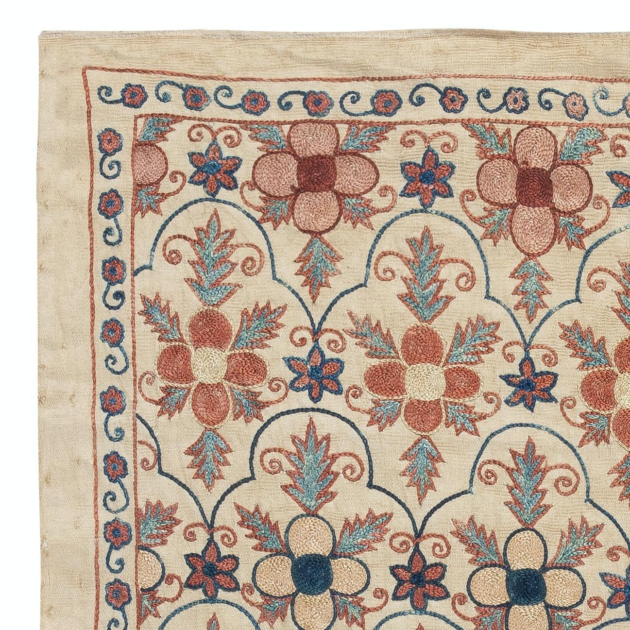 Zelebrieren Sie das reiche Erbe asiatischer Handwerkskunst mit diesem exquisiten Suzani-Textil aus 100 % Seide, das von erfahrenen Kunsthandwerkern sorgfältig von Hand bestickt wird. Dieses wahre Kunstwerk verkörpert eine jahrhundertealte Tradition