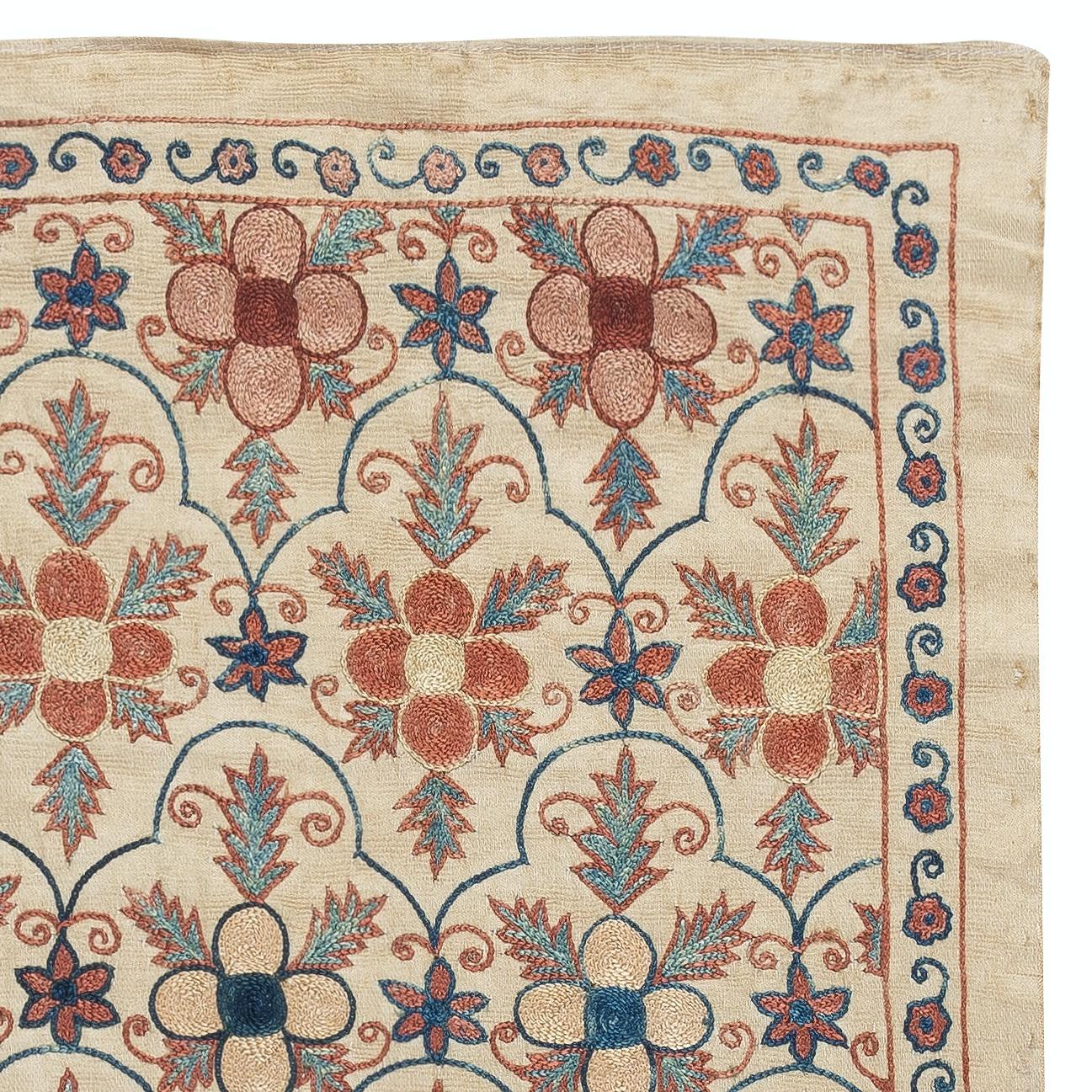 34x21 in ganz Seide Wandbehang. Besticktes Tischtuch. Wanddekoration. Modern Throw (Suzani) im Angebot