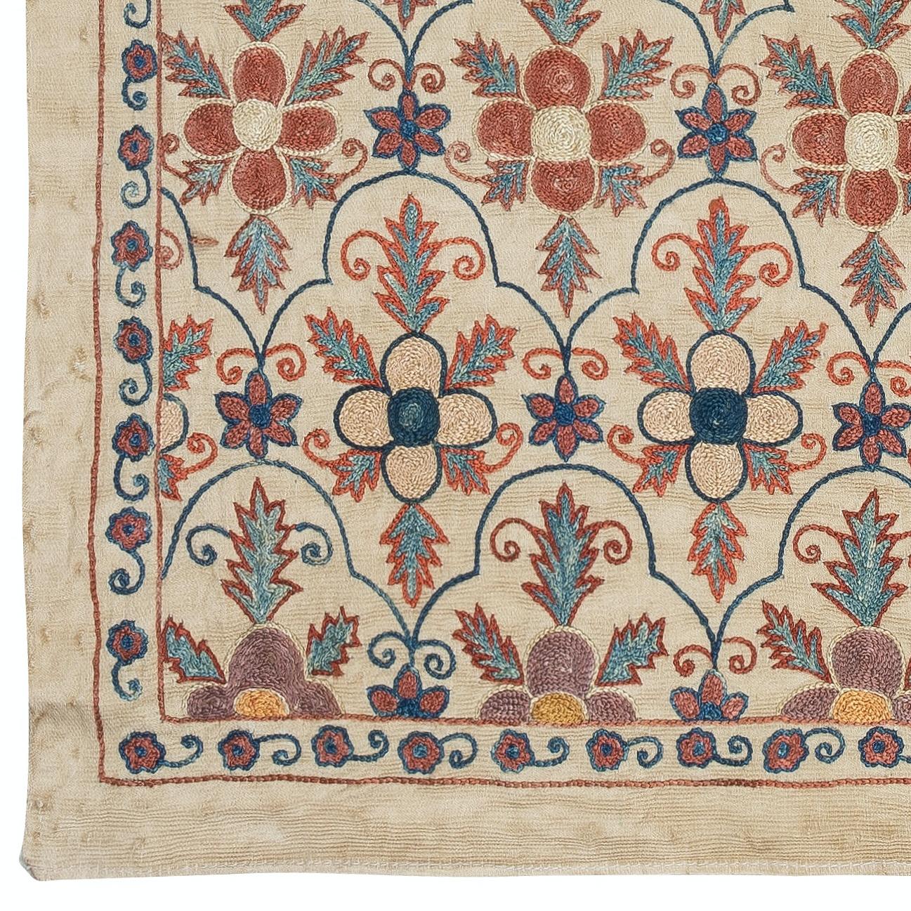 34x21 in ganz Seide Wandbehang. Besticktes Tischtuch. Wanddekoration. Modern Throw (Zentralasiatisch) im Angebot