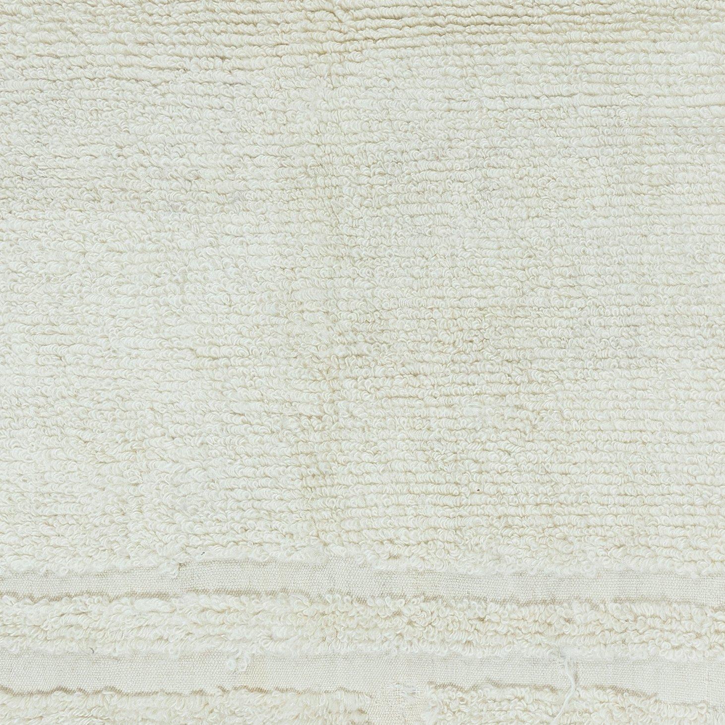 Minimalistischer türkischer kleiner Tulu-Teppich im Vintage-Stil in Beige, 100% natürliche Wolle, 3.4x3.7 Ft (Handgeknüpft) im Angebot