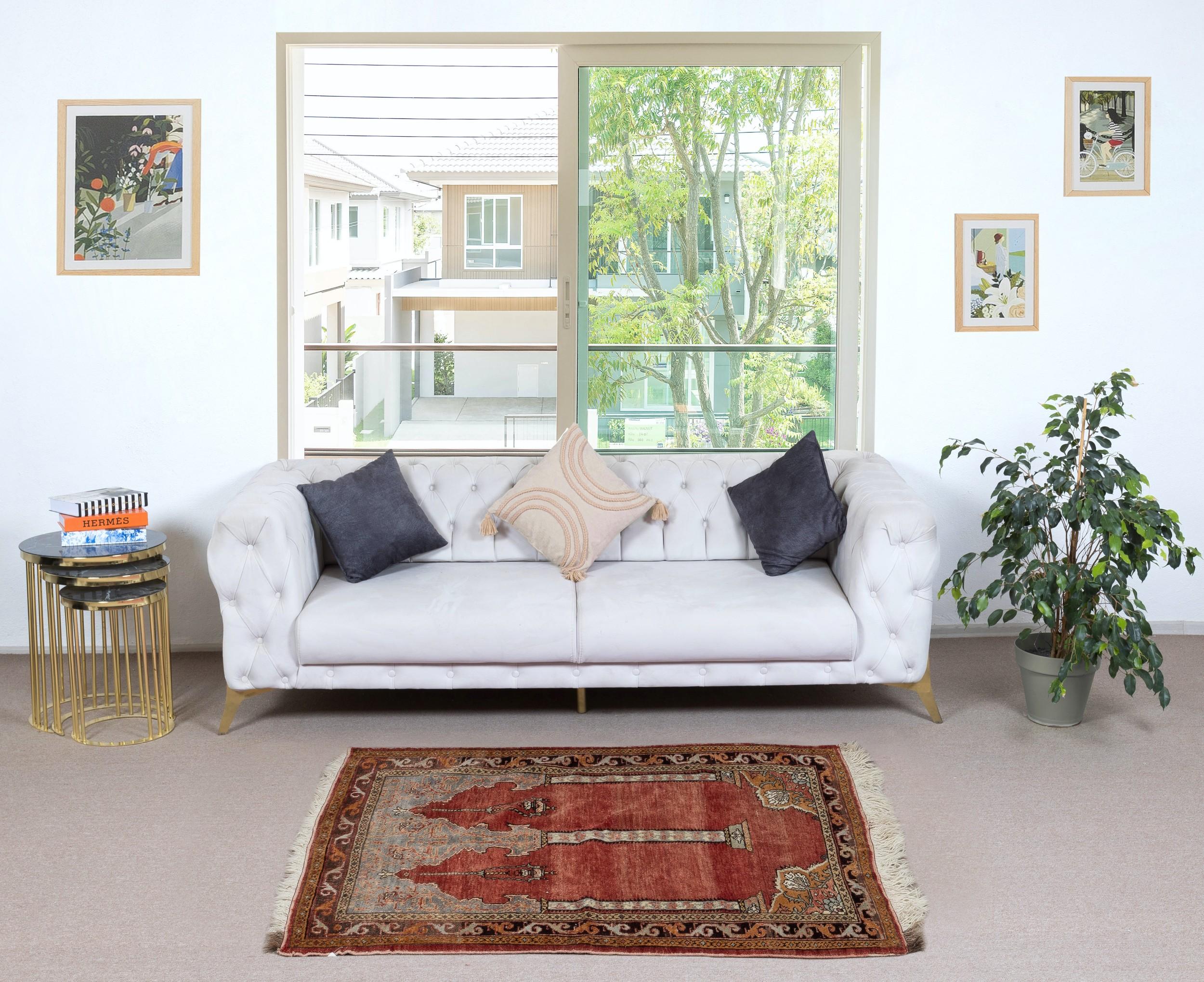 Découvrez la beauté de la tradition avec ce tapis de prière turc vintage fait à la main, fabriqué de manière experte à partir de 100 % de laine. Symbole de dévotion et d'art, ce tapis présente un élégant mihrab (niche de prière), reflétant le riche