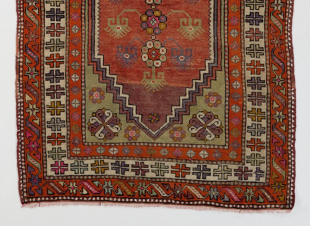 3.4x5 Ft Semi Antiker türkischer Dazkiri Dorfteppich. ein fröhlicher Sammlerteppich (Stammeskunst) im Angebot