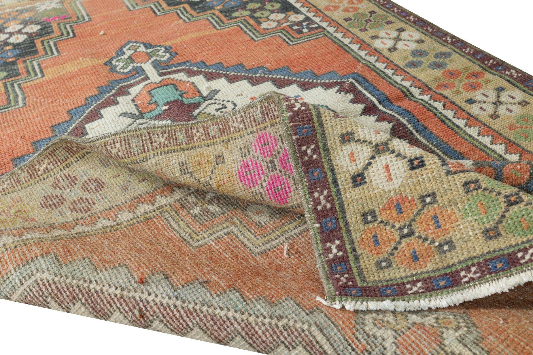 Handgeknüpfter türkischer Teppich im orientalischen Stil mit 3.4x6 Fuß, Vintage aus Wolle (Stammeskunst) im Angebot