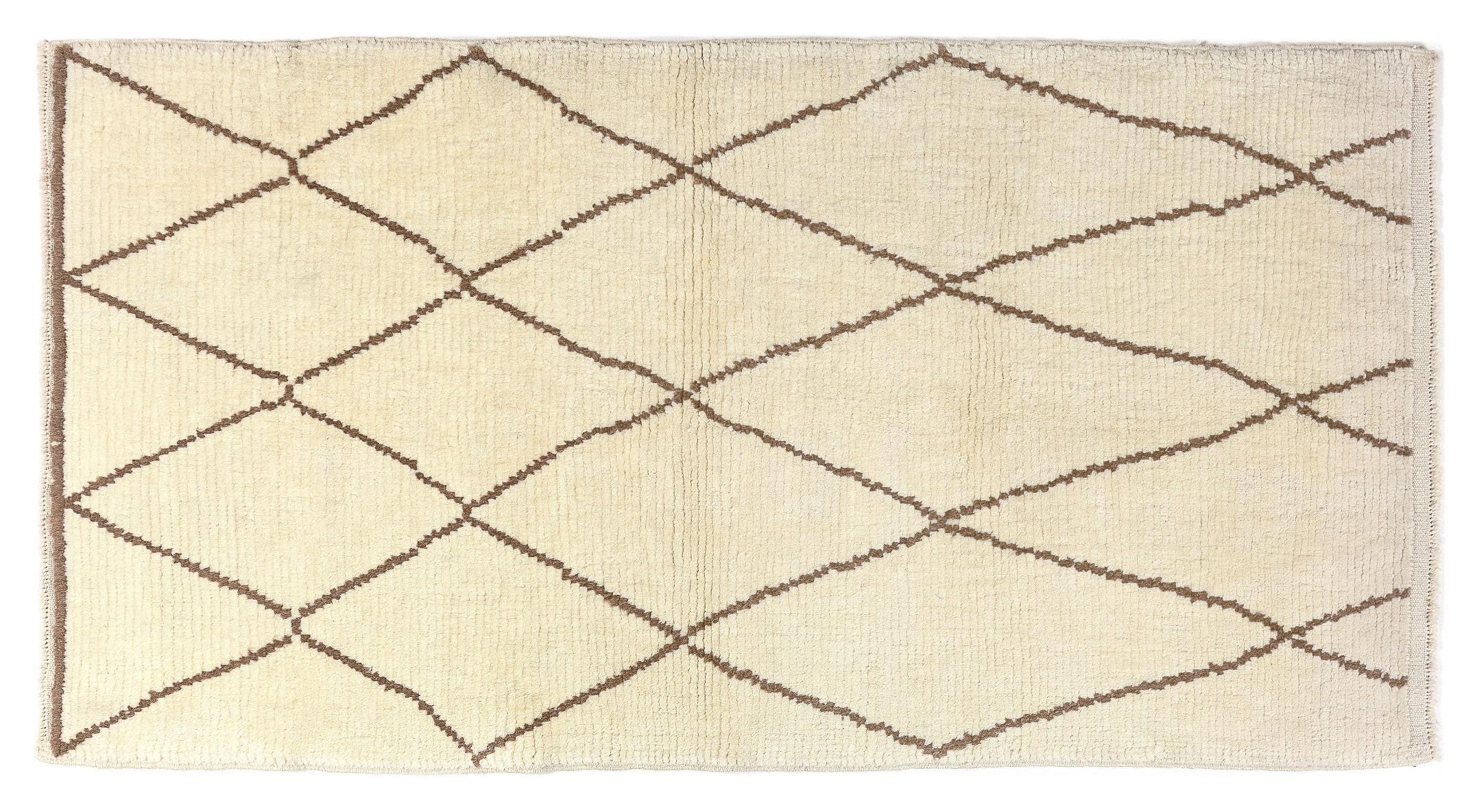 Moderner marokkanischer Teppich mit 3.4x6 Fuß, 100 % natürliche und unbefärbte Wolle, maßgefertigt erhältlich (Handgeknüpft) im Angebot