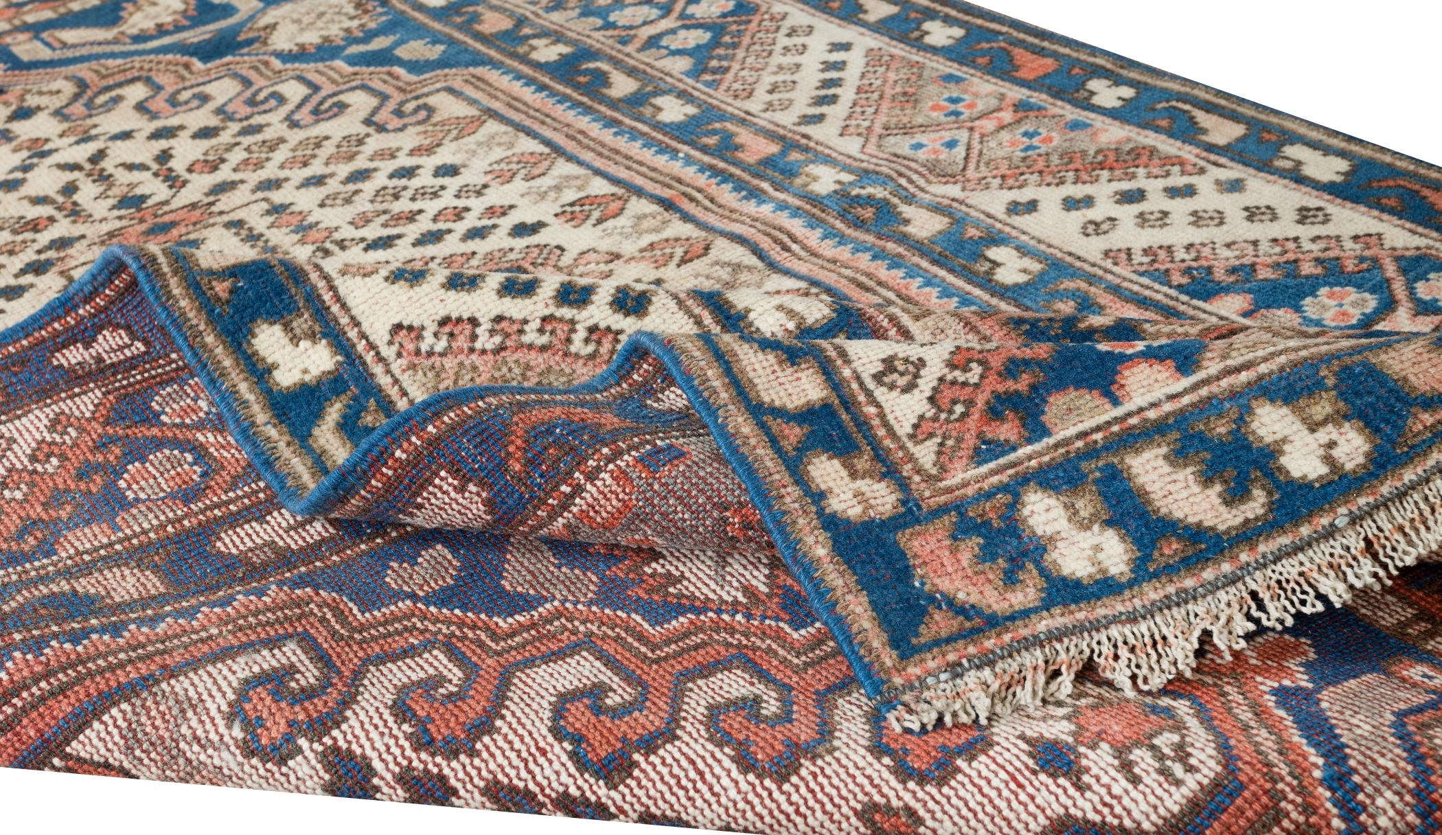 Ein feiner handgeknüpfter türkischer Akzentteppich aus den 1960er Jahren. Der Teppich ist aus mittelhohem Wollflor auf Wollunterlage gefertigt. Es ist schwer und liegt flach auf dem Boden, in sehr gutem Zustand ohne Probleme. Er wurde professionell