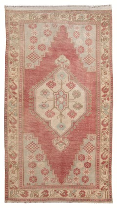 Tappeto Oushak vintage fatto a mano 3,4x6,4 piedi. Colori tenui e sbiaditi: rosso, azzurro e crema.