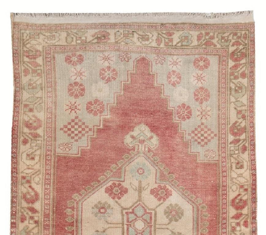 Un tapis Oushak vintage unique en son genre, datant des années 1950. Finement noué à la main avec un poil de laine moyen et régulier sur une base de laine. Très bon état. Robuste et aussi propre qu'un tapis neuf (lavé en profondeur par des