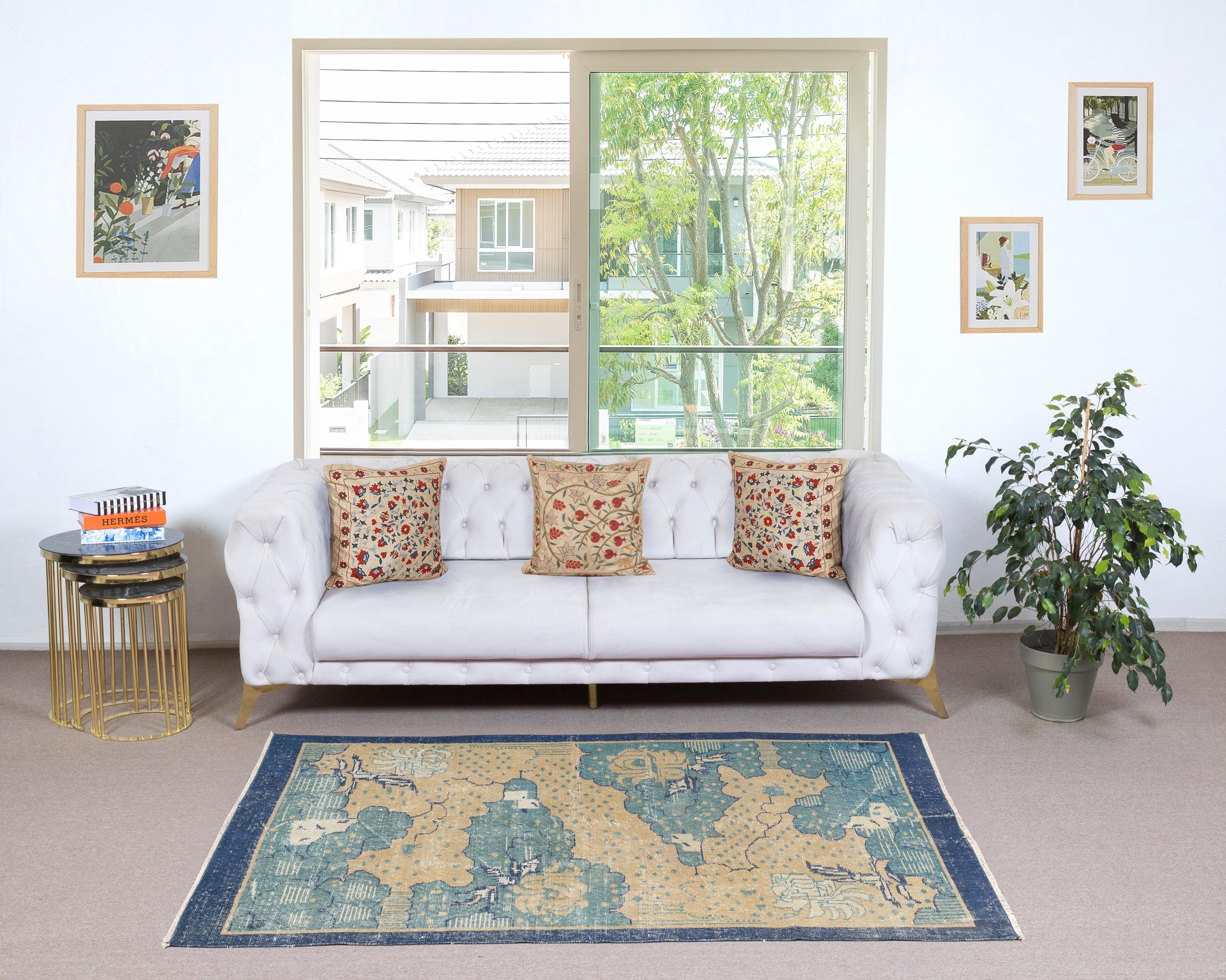 Infondi nella tua casa la bellezza senza tempo di questo tradizionale tappeto turco vintage fatto a mano, un capolavoro annodato a mano e realizzato con una lussuosa miscela di lana e cotone. Tessuto da abili artigiani con tecniche secolari, questo