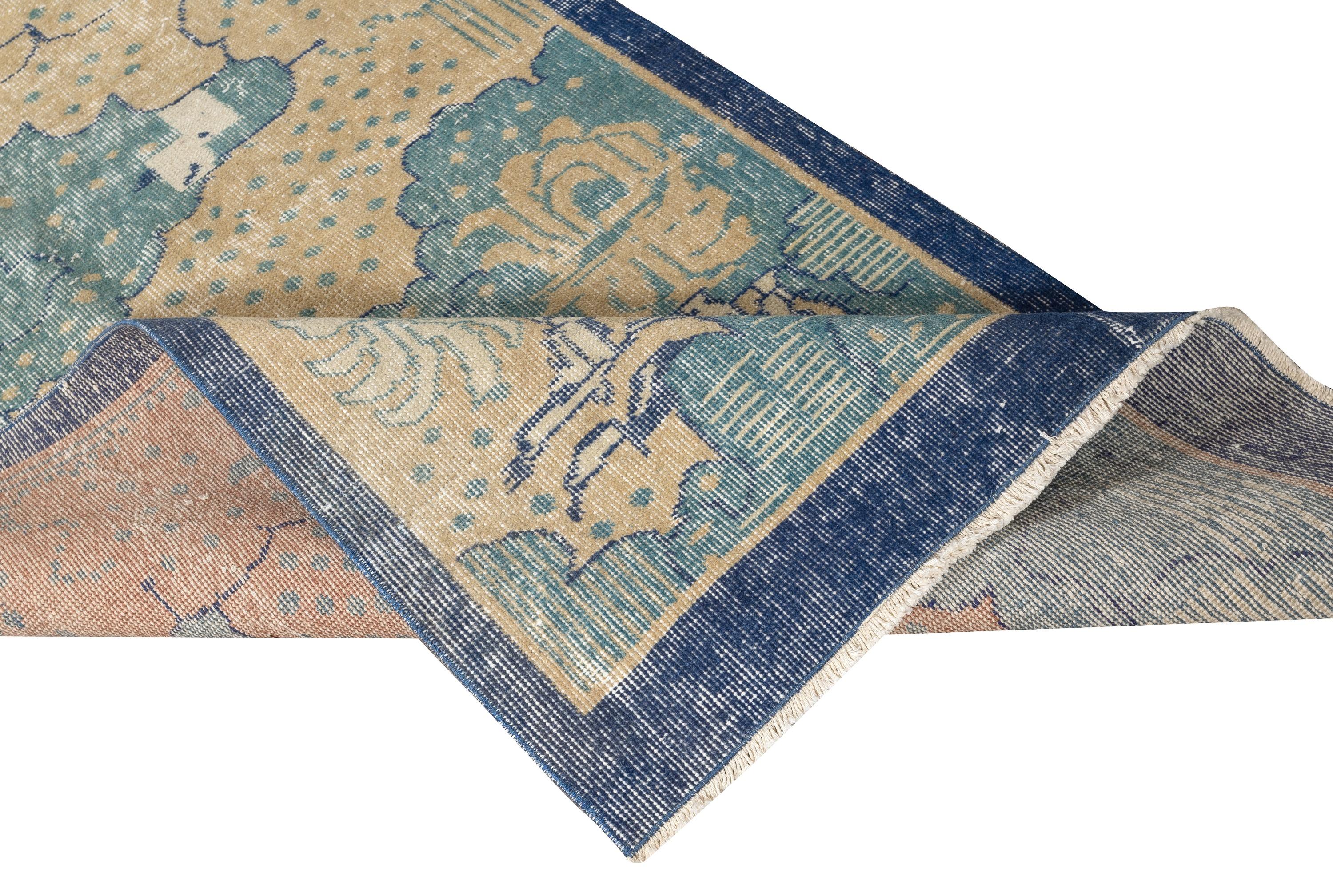 Rustico Tappeto vintage Art of Vintage in Beige e Blu, annodato a mano in Turchia in vendita