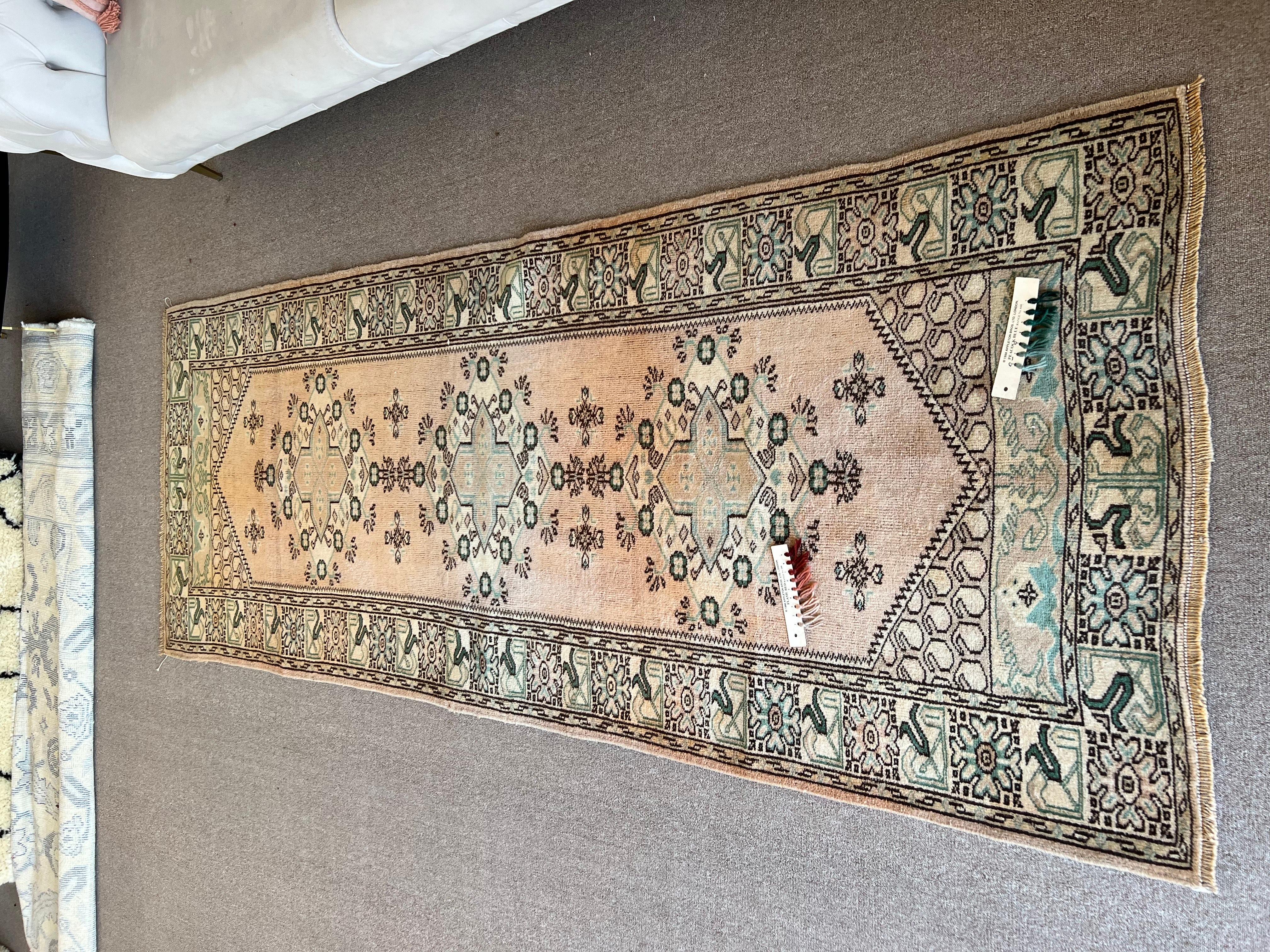 Alfombra de calle turca vintage Kula de 3,4 x 9 pies. Alfombra de pasillo de lana hecha a mano en venta 2