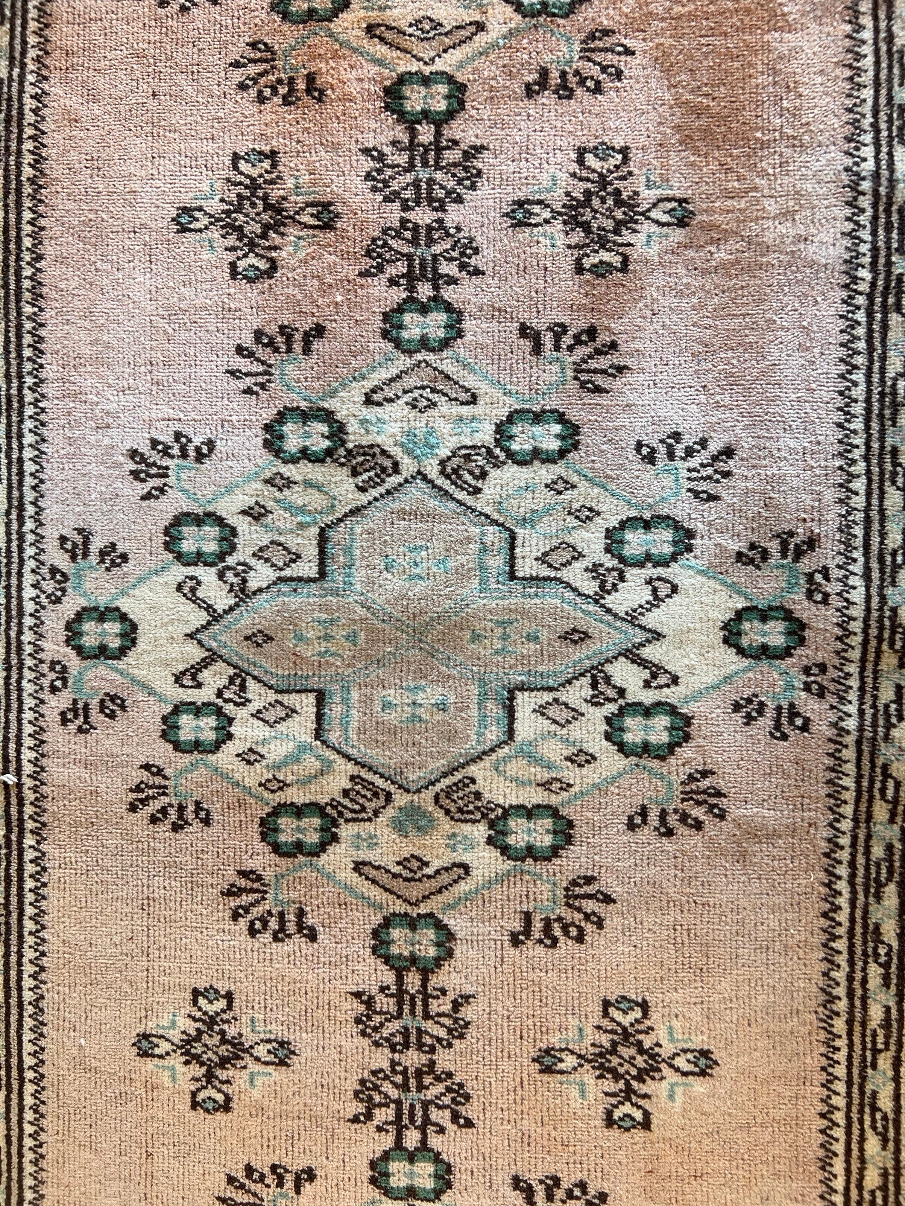 Alfombra de calle turca vintage Kula de 3,4 x 9 pies. Alfombra de pasillo de lana hecha a mano siglo XX en venta