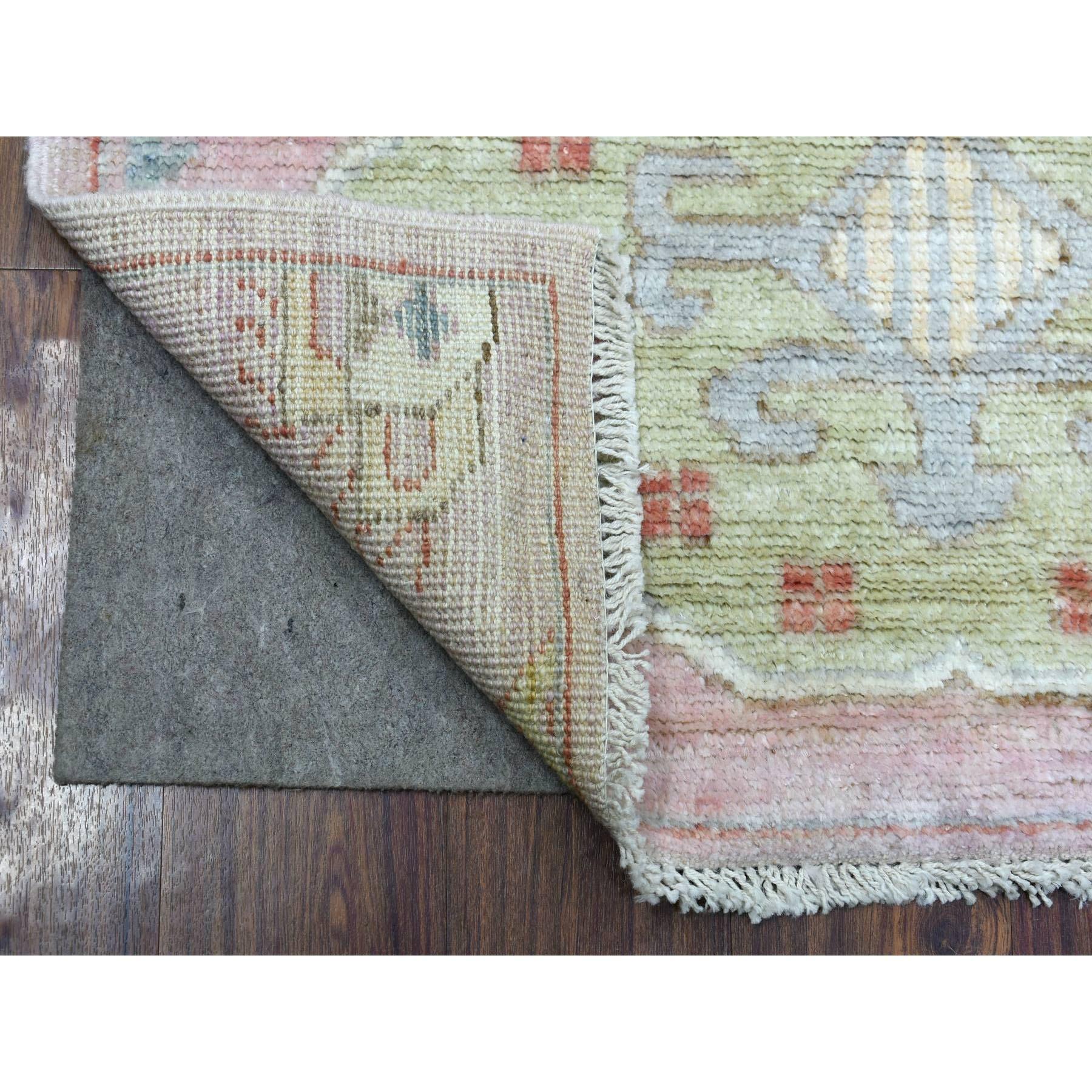 Dies ist ein wirklich echtes one-of-a-kind anatolischen Dorf inspiriert mit großen Design-Elementen und Vogelfiguren reine Wolle handgeknüpft weichen rosa orientalischen breiten Läufer Teppich. Es wurde monatelang in jahrhundertealter Webkunst
