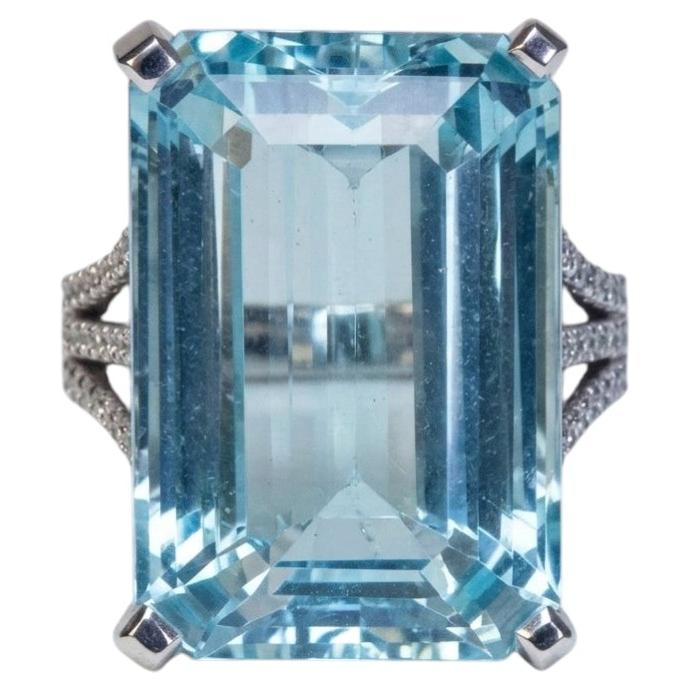 Anello da cocktail con acquamarina da 35 carati e diamanti, in oro bianco 18 carati