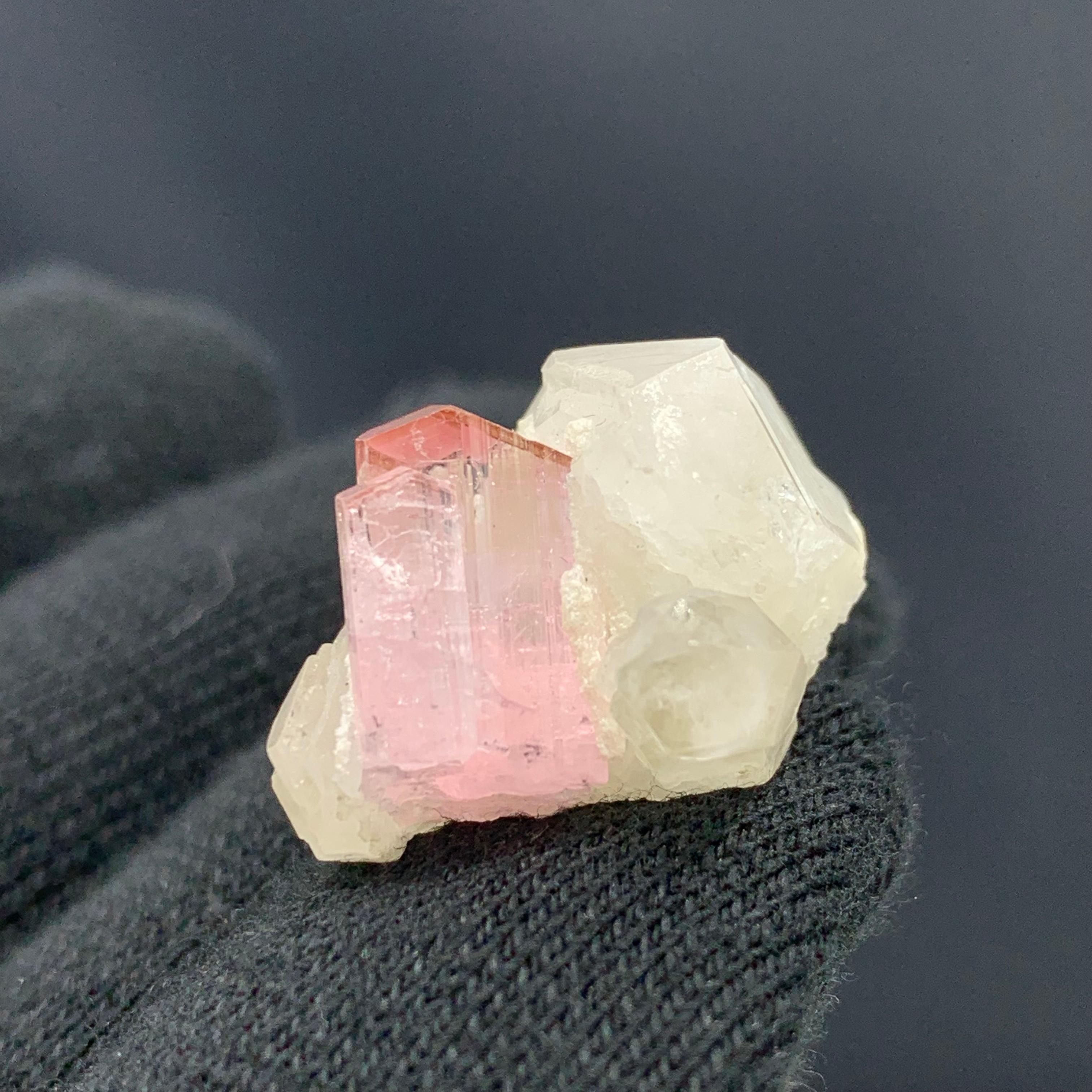 Spécimen de tourmaline rose taillée en 35 carats avec quartz de Kunar, Afghanistan  en vente 4