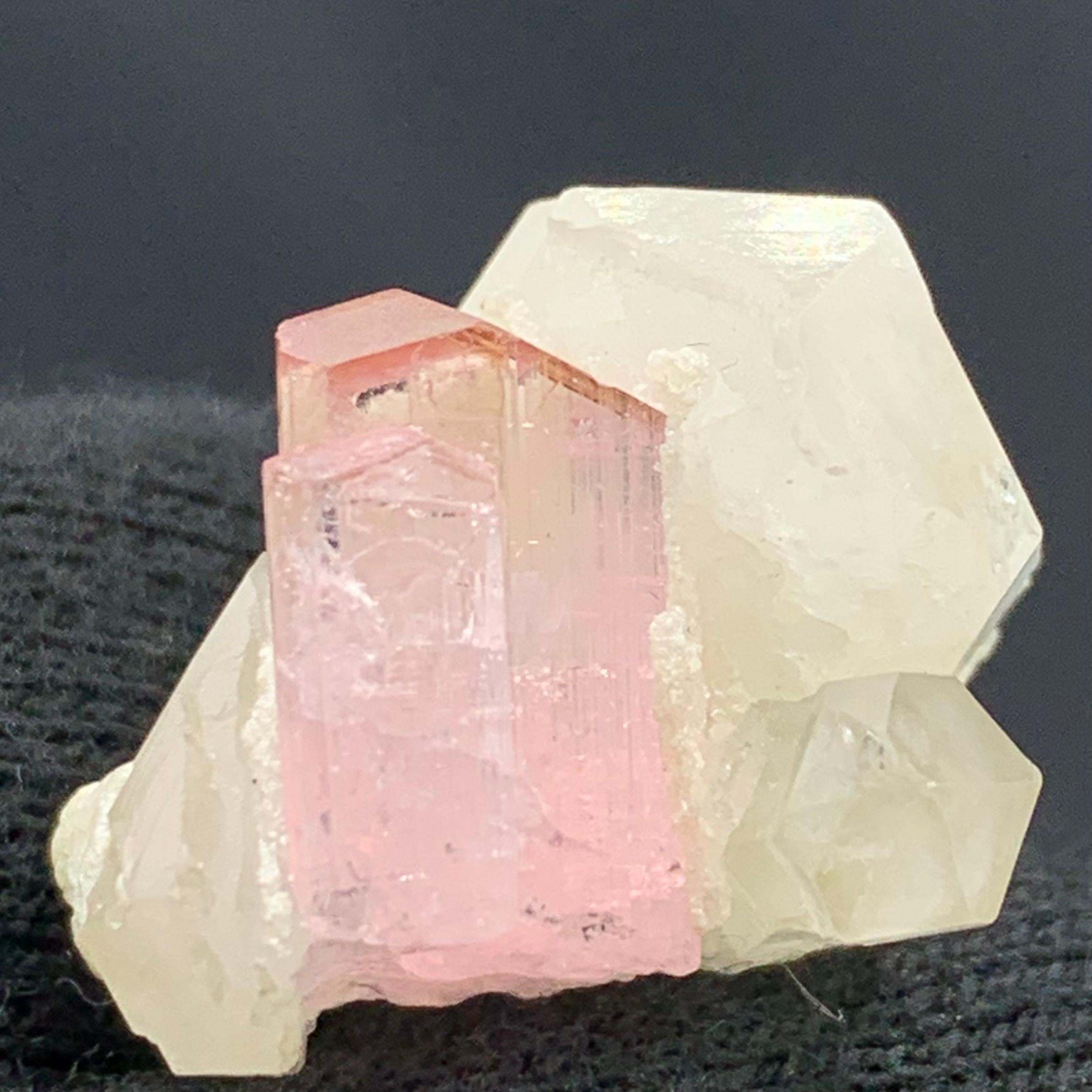 Spécimen de tourmaline rose taillée en 35 carats avec quartz de Kunar, Afghanistan  en vente 9