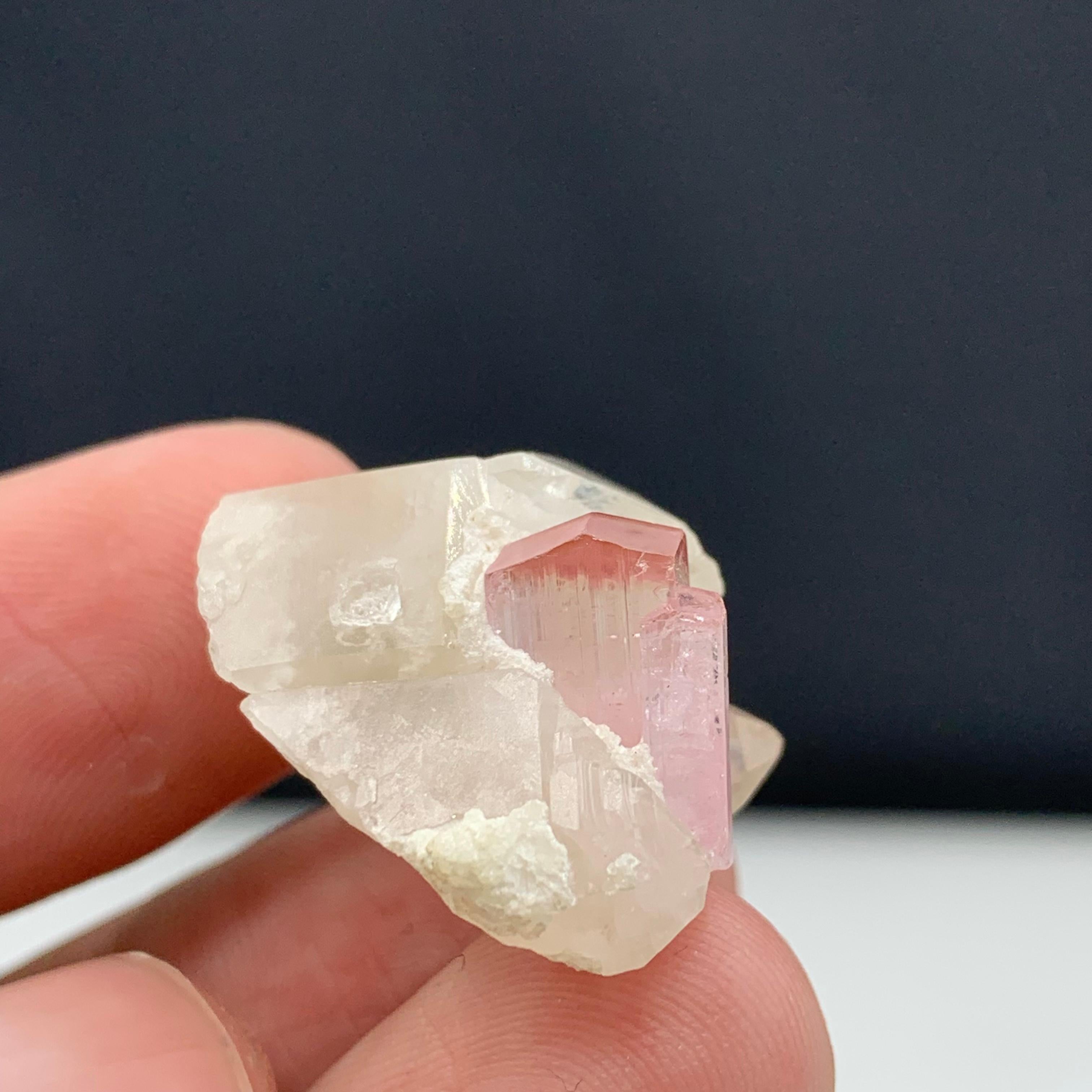 Autre Spécimen de tourmaline rose taillée en 35 carats avec quartz de Kunar, Afghanistan  en vente