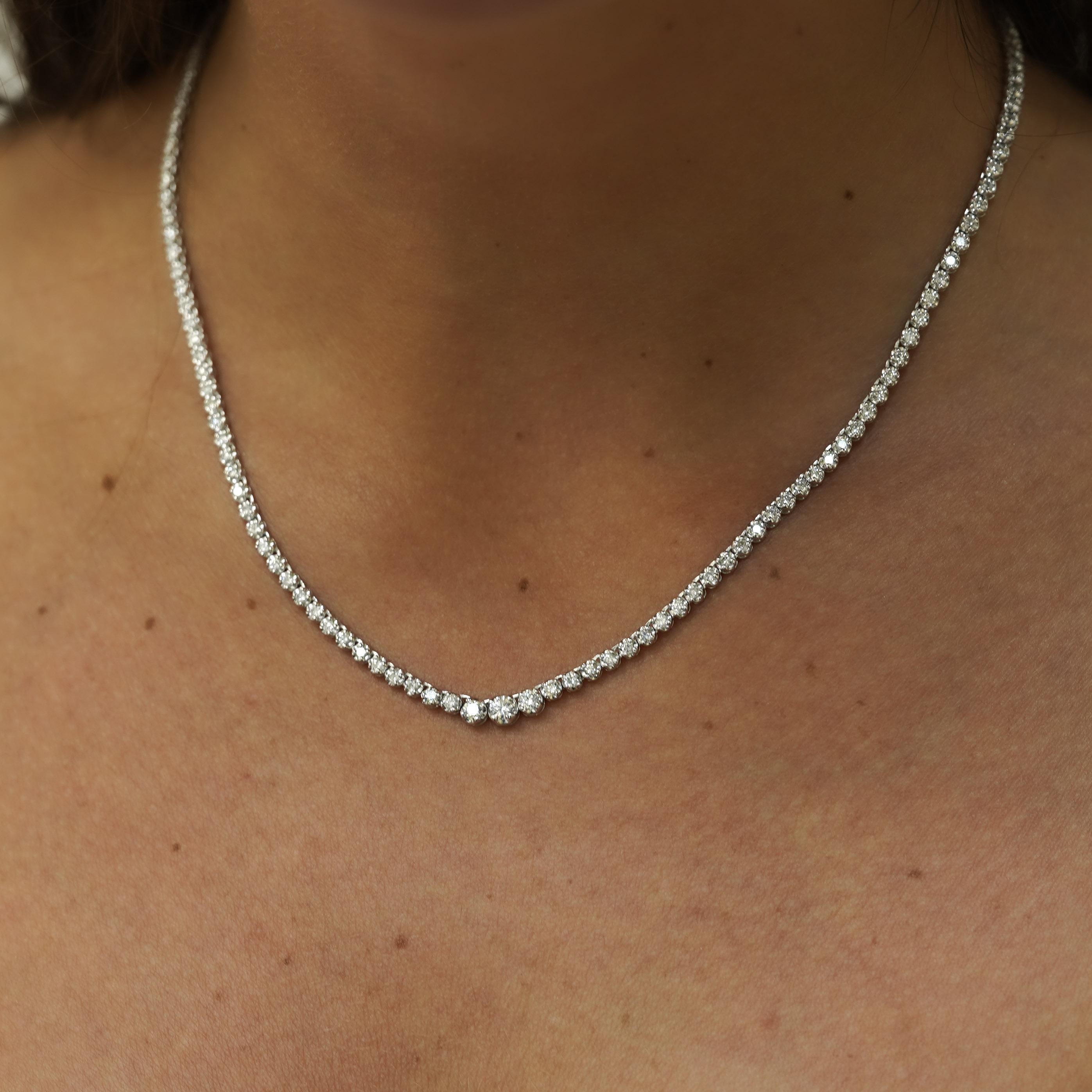 Collana tennis con diamanti tondi naturali da 3,50 carati in oro bianco 18 carati e platino 900 con incastonatura a cupcake graduata con diamanti di colore F-G e purezza SI1-2. Incastonatura a quattro punte con chiusura sicura, lunghezza