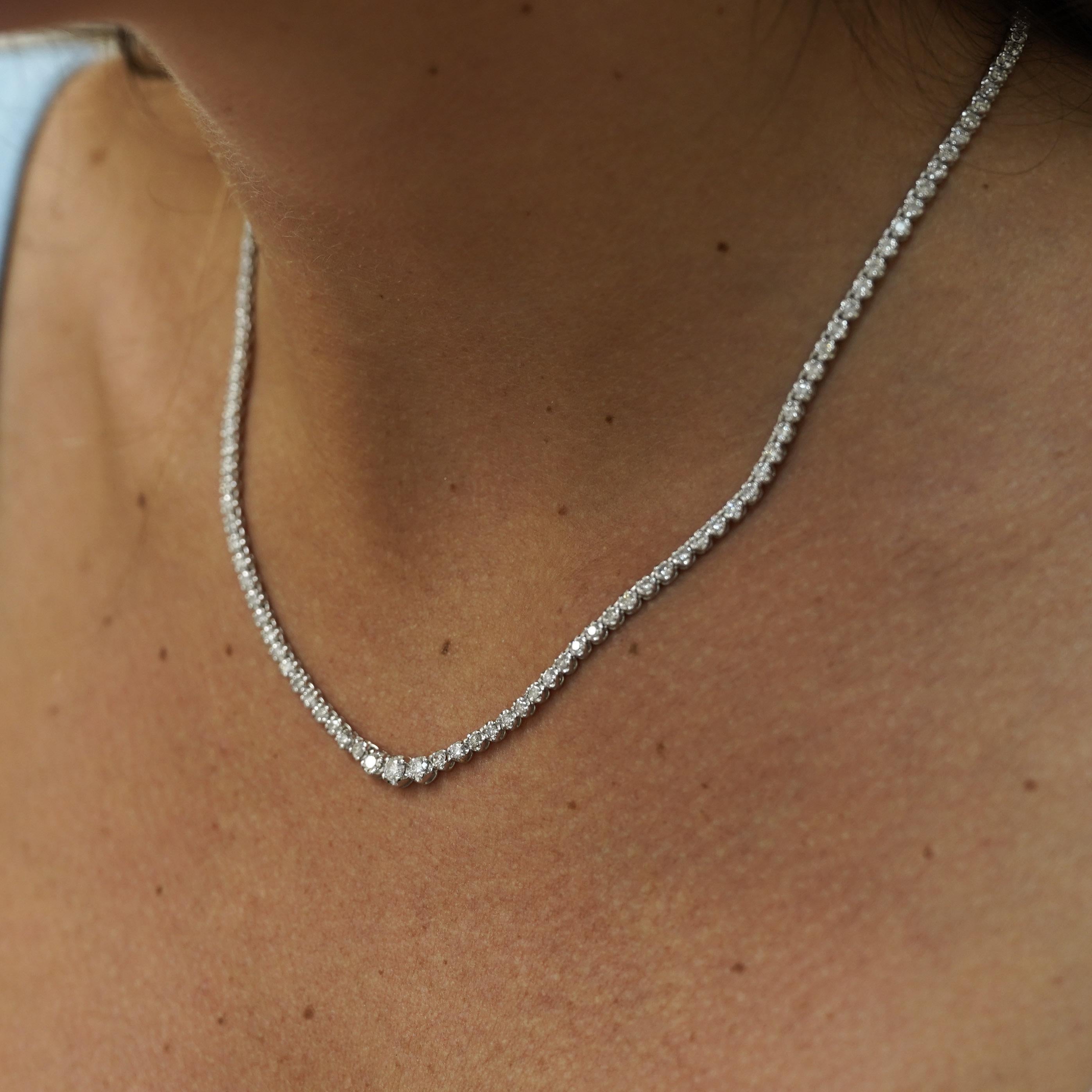 Collana Tennis graduata con diamanti da 3,5 carati In condizioni ottime in vendita a Miami, FL