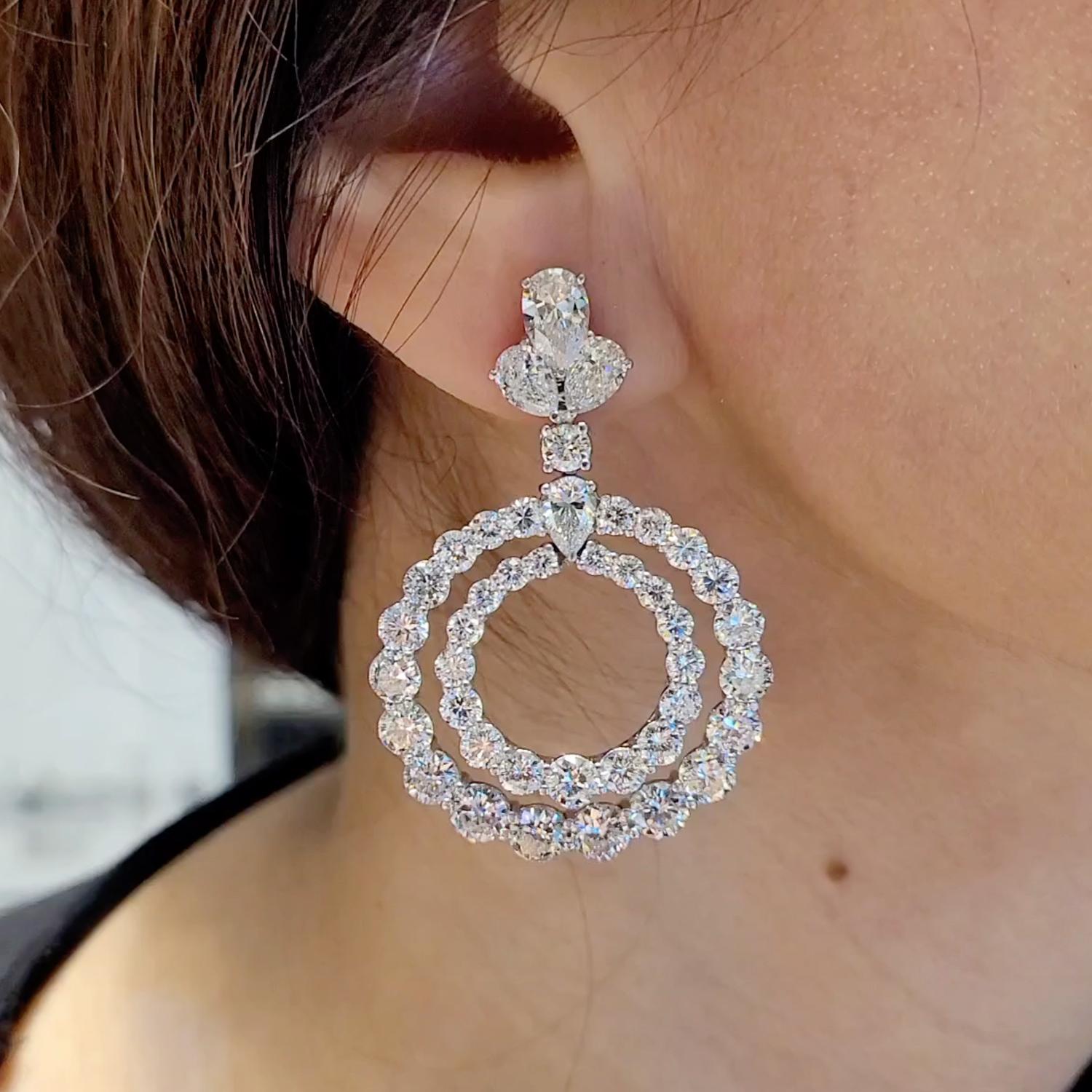 Voici nos exquises boucles d'oreilles doubles en diamant, un témoignage d'élégance intemporelle et de luxe inégalé. Fabriquées avec précision et ornées d'un éventail éblouissant de 84 diamants ronds et en forme de poire, ces boucles d'oreilles sont