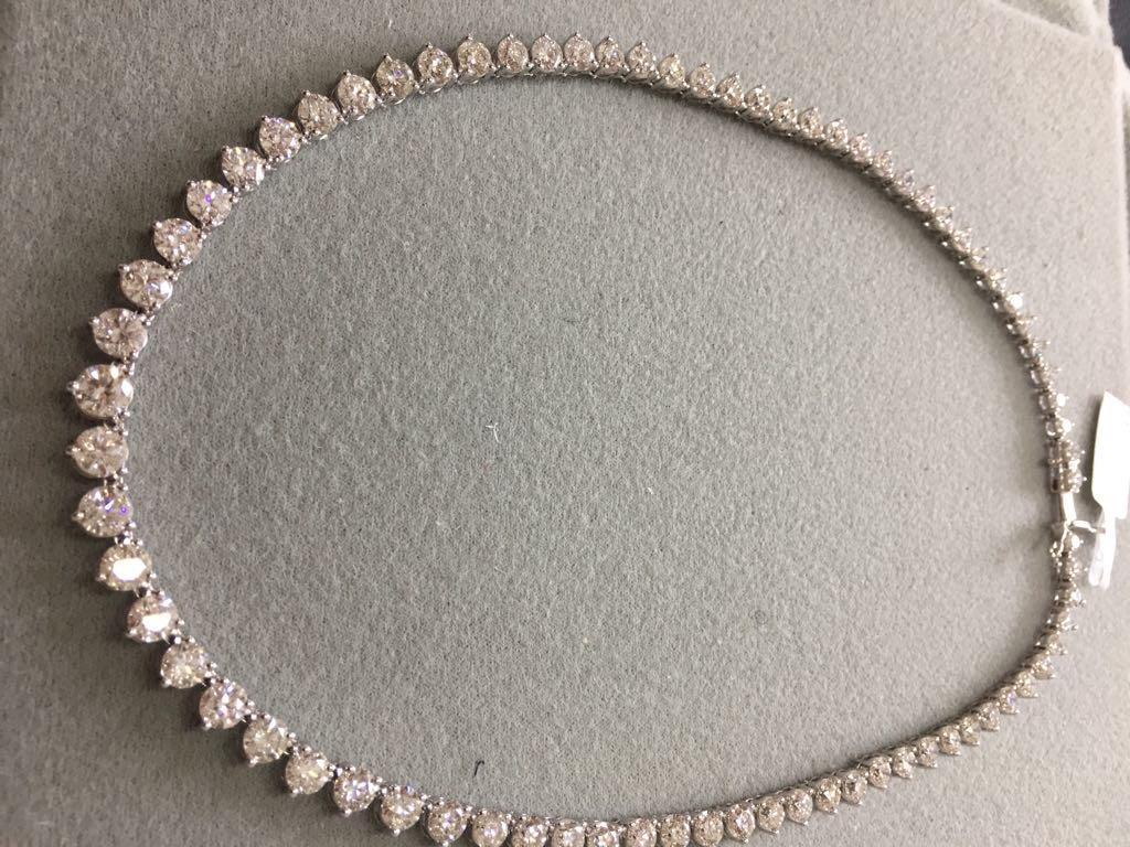 35 Carat Diamond Riviera Three Claws 18 Karat White Gold Tennis Line Necklace In New Condition For Sale In London, GB