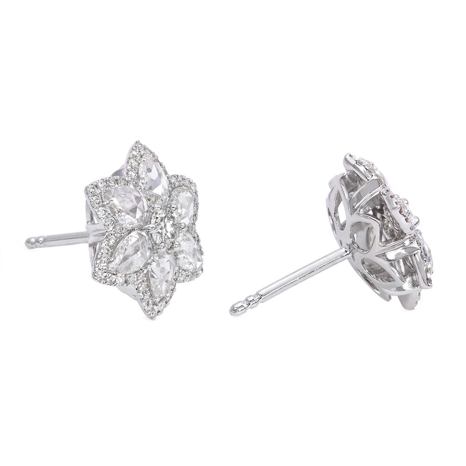 Les boucles d'oreilles Venetian, qui figurent parmi les meilleures ventes de la collection WhiteRose, sont ornées d'un diamant rond de 0,50 carat de taille brillant, entouré de six diamants de taille rose. Les boucles d'oreilles vénitiennes peuvent