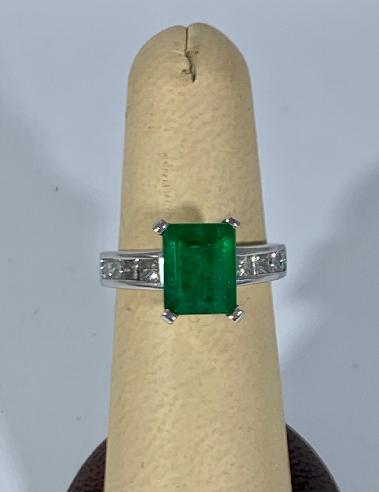 3,5 Karat Smaragdschliff Smaragd und 0,5 Karat Diamantring aus 14 Karat Weißgold im Zustand „Hervorragend“ im Angebot in New York, NY