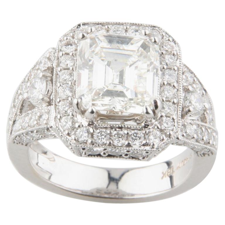 Bague de fiançailles solitaire en or blanc avec pierres d'accentuation de 3,5 carats taille émeraude