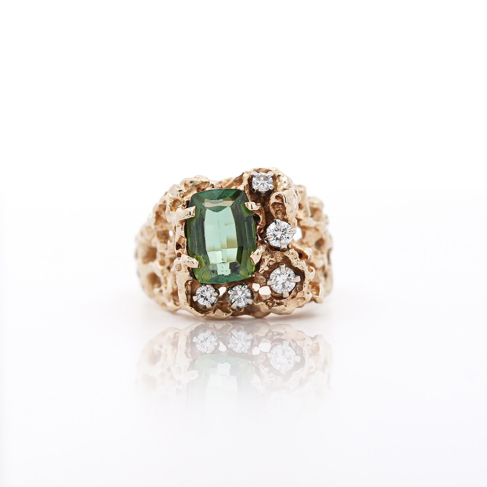 Este audaz anillo en oro rosa de 14 quilates exhibe una turmalina verde de 3,5 quilates en talla cojín, acentuada con diamantes naturales para un diseño llamativo y único.

Detalles:
Tipo de artículo Anillo Nugget
Metal: Oro rosa de 14