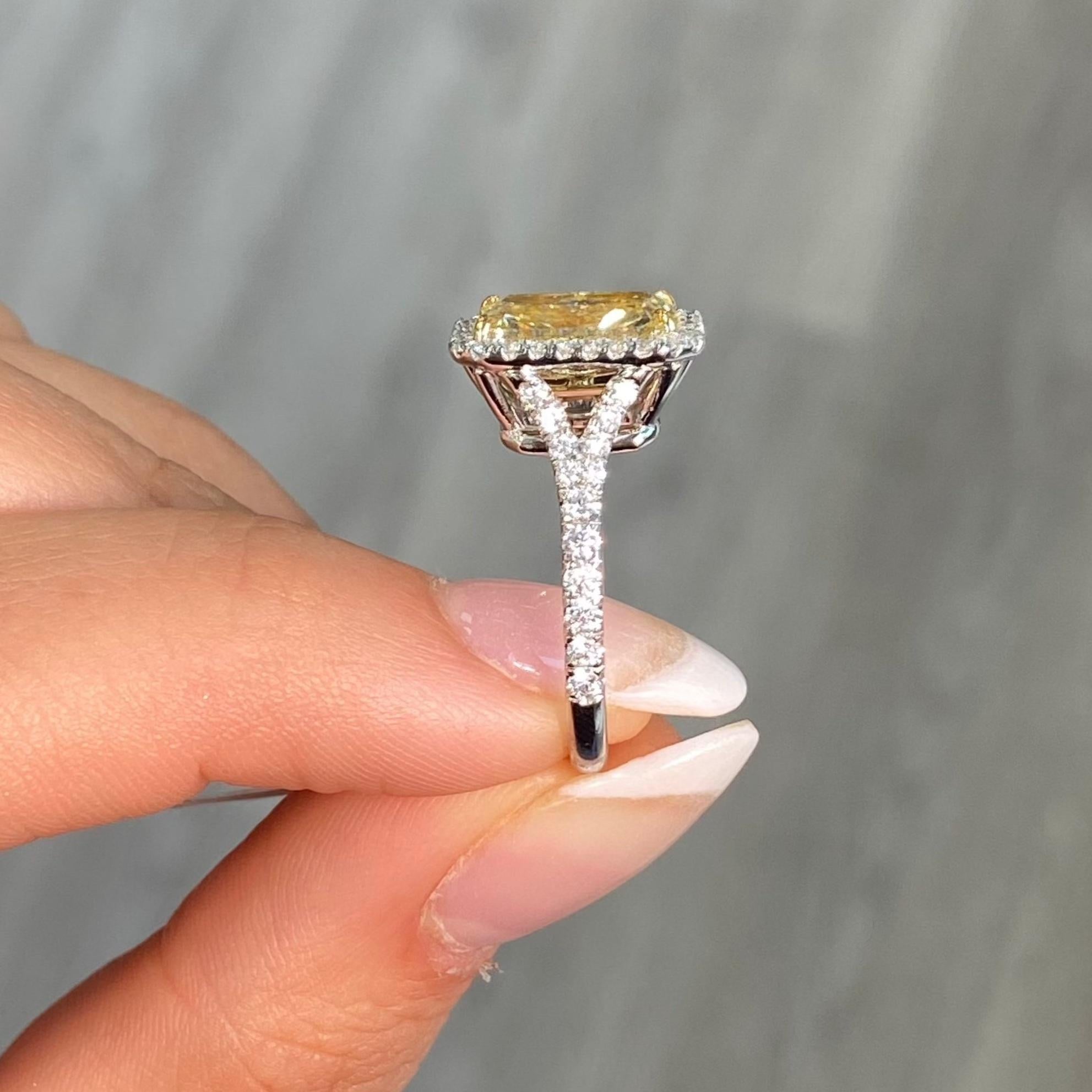 3,51 Karat zentraler Diamant
GIA Hellgelb (W-X)
VS2 Klarheit 
Diamant im Radiant-Schliff 
0,65 Karat weißer Kugeln 
Fassung aus Platin und 18k Gold 
Split Shank Band 
Handgefertigt in NYC
GIA-zertifizierter Diamant 

Dieses Stück kann vor dem Kauf