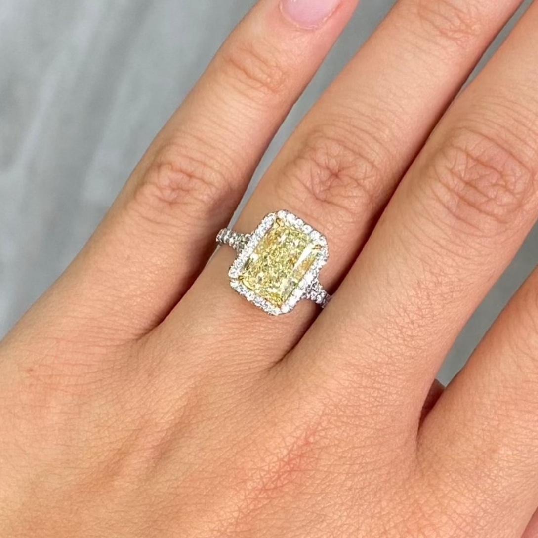 3,5 Karat GIA Light Yellow Radiant Halo Diamantring im Zustand „Neu“ in New York, NY