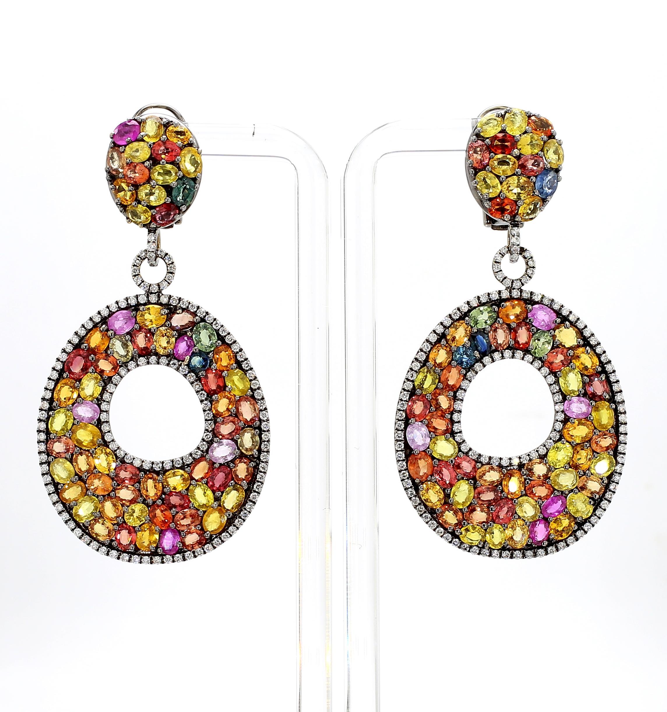 Diese EstatebyJR-Ohrringe sind ein farbenfrohes Fest der Kunst. Mit 35,0 Karat mehrfarbigen Saphiren strahlt das Design in einem Spektrum brillanter Farbtöne, akzentuiert von 1,84 Karat feiner weißer Diamanten für zusätzlichen Glanz und Eleganz. Mit