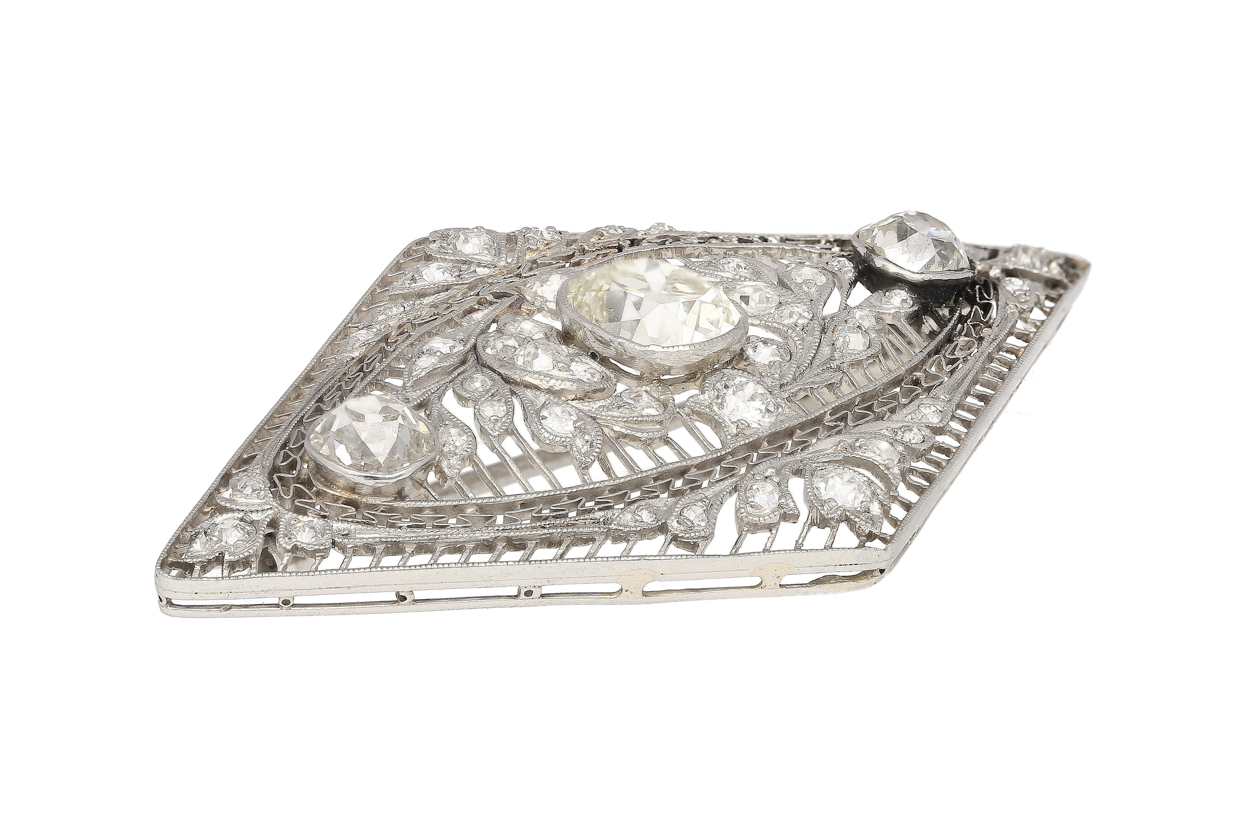 3,5 Karat Art Deco Diamant-Brosche aus strukturiertem filigranem Platin mit alteuropäischem Schliff (Kissenschliff) im Angebot