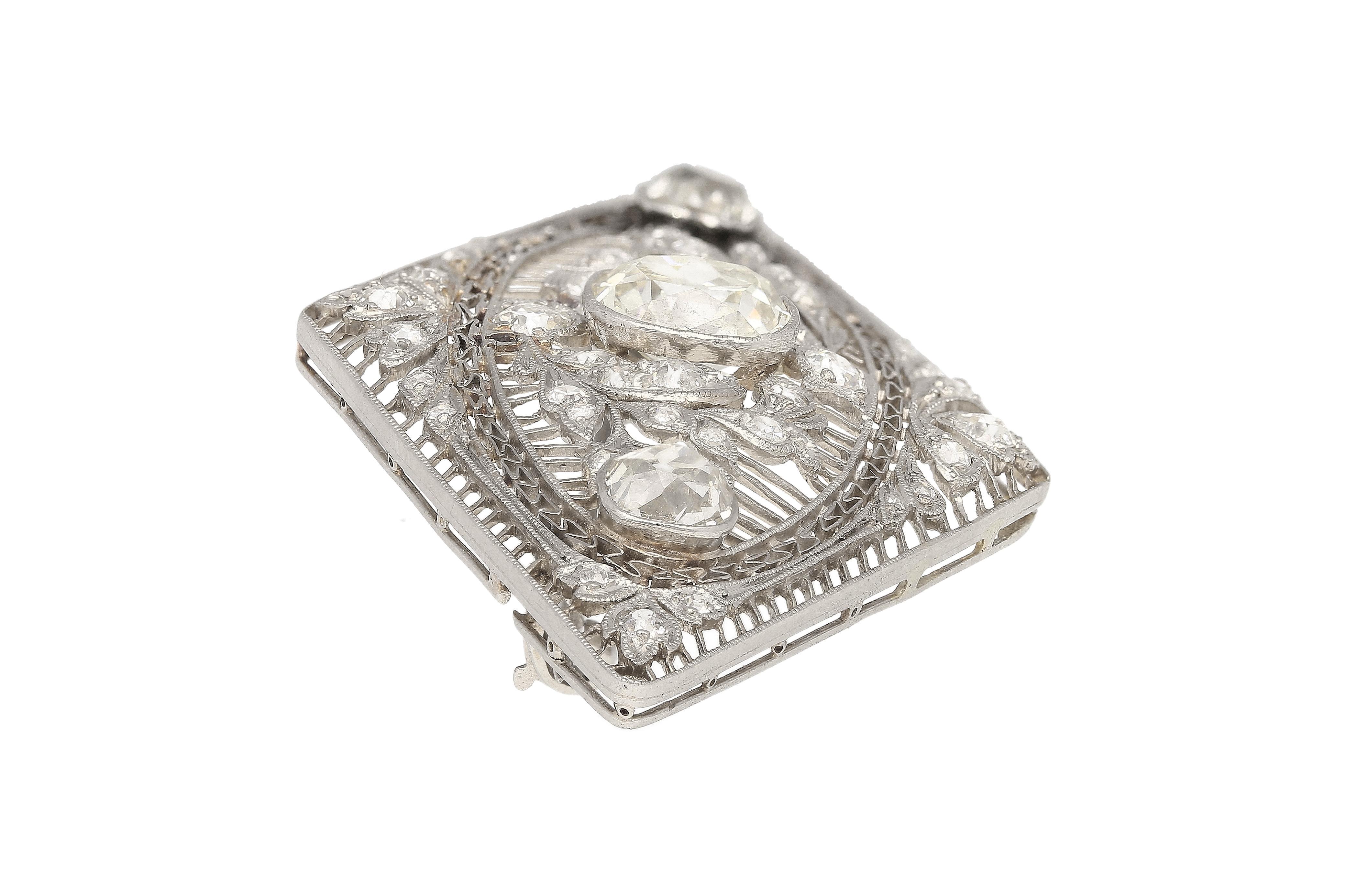 Women's 3.5 Carat Old European Cut Art Deco Diamond Brooch in Textured Filigree Platinum For Sale