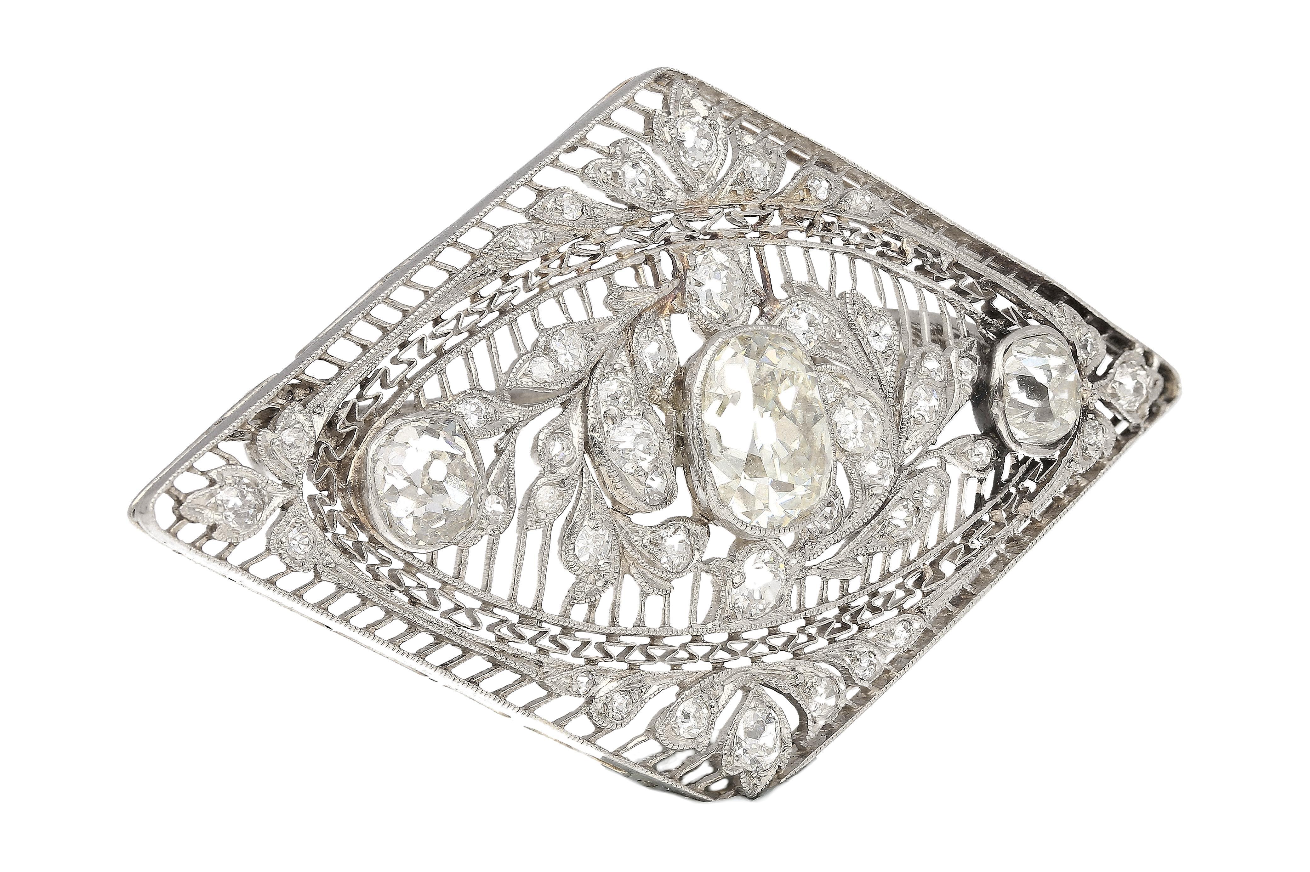 3.5 Carat Old European Cut Art Deco Diamond Brooch in Textured Filigree Platinum For Sale 1