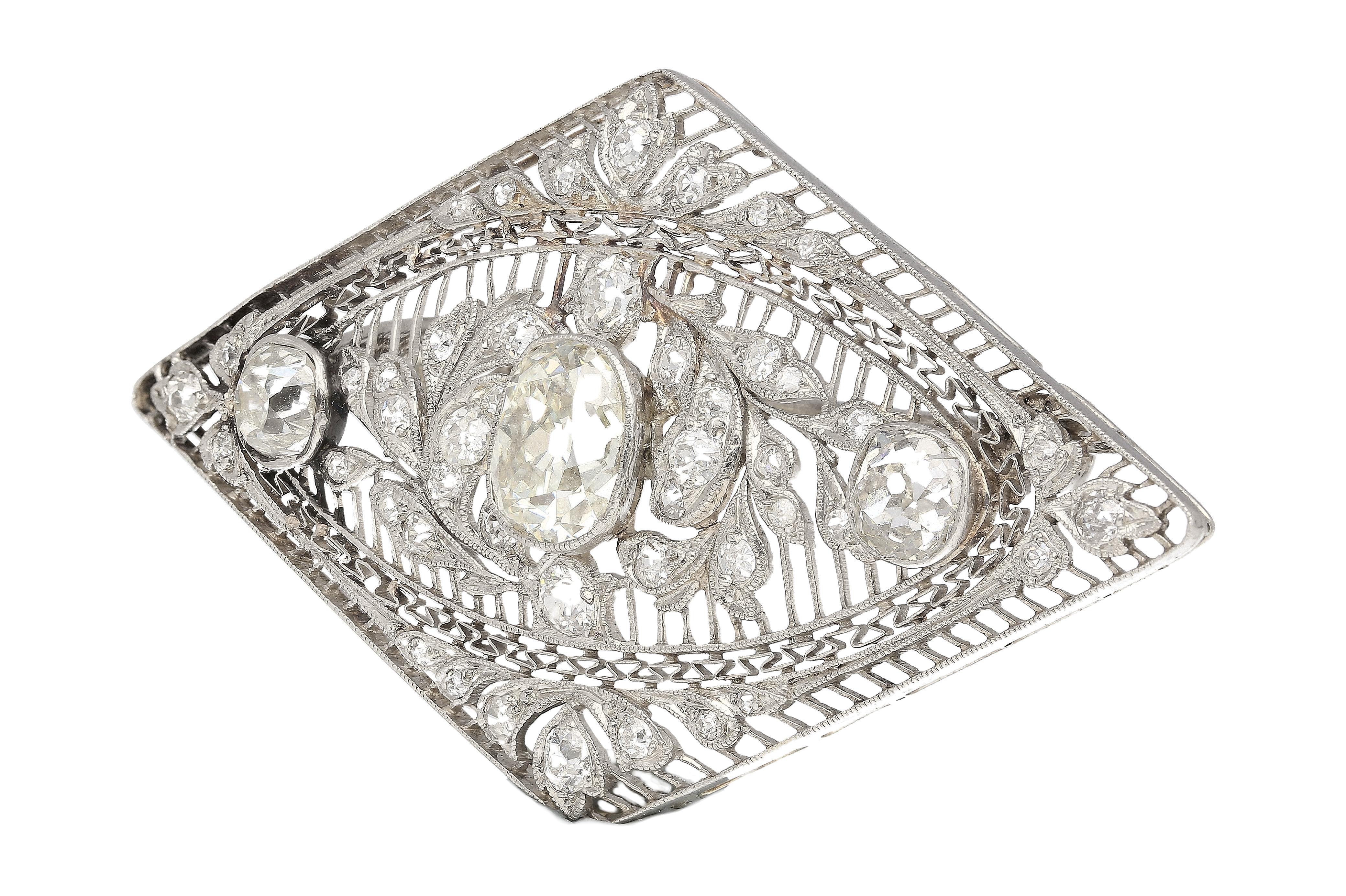 3.5 Carat Old European Cut Art Deco Diamond Brooch in Textured Filigree Platinum For Sale 2
