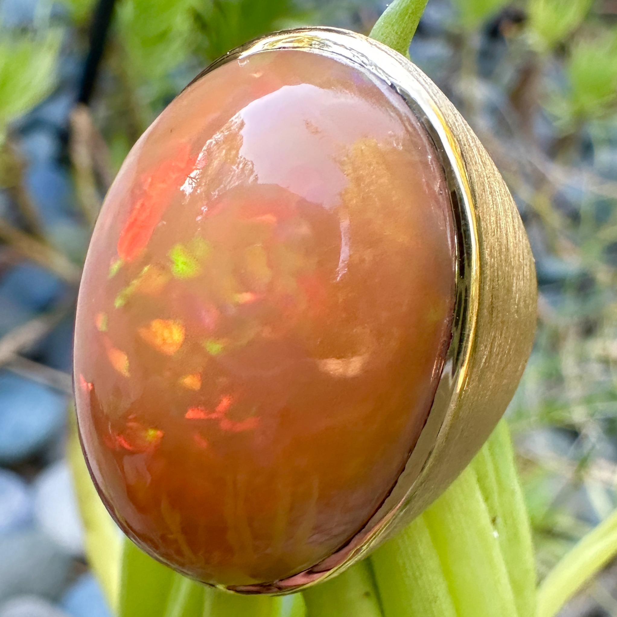 Women's or Men's 35 Carat Orange Ethiopian Opal in Brushed 18 Karat Yellow Gold Cocktail Ring For Sale