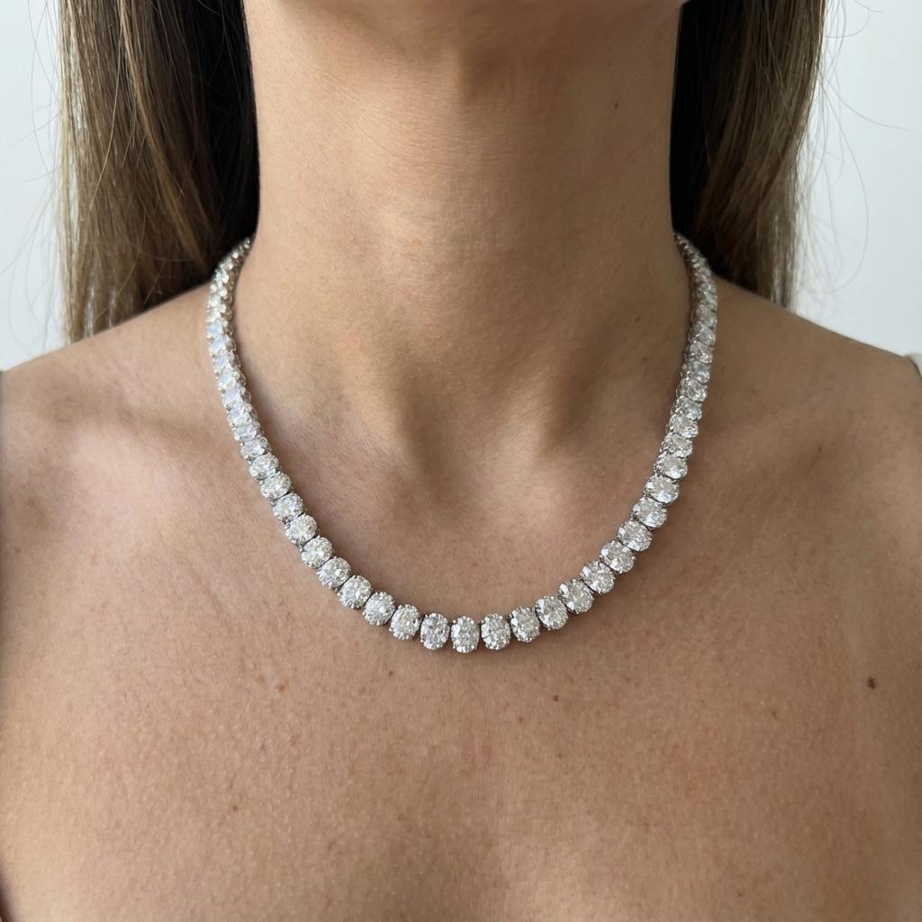 Questa eccezionale collana tennis da 16 pollici mette in mostra 35 carati di diamanti ovali Brillianti perfettamente abbinati, graziosamente graduati per creare un flusso di brillantezza senza soluzione di continuità.

Ogni diamante è stato