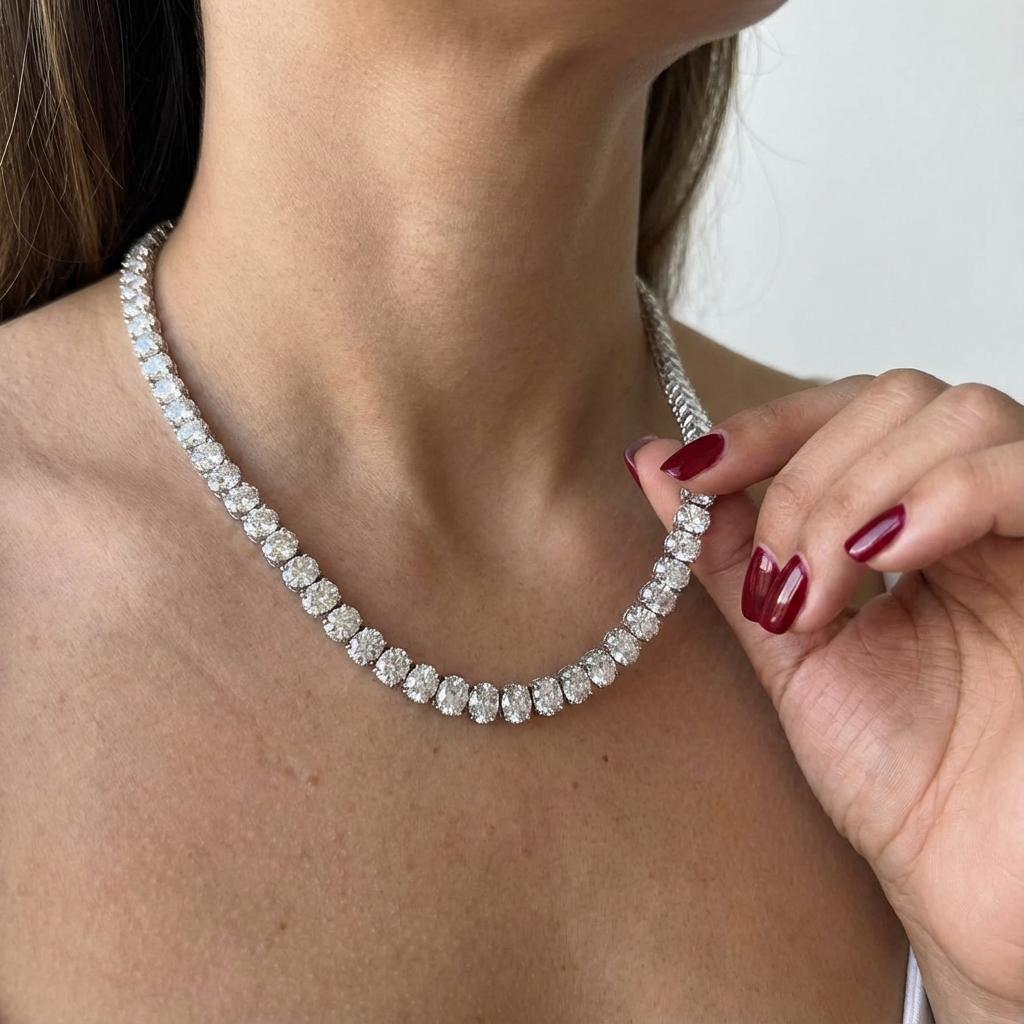 Contemporaneo Collana tennis ovale graduata da 35 carati in platino in vendita