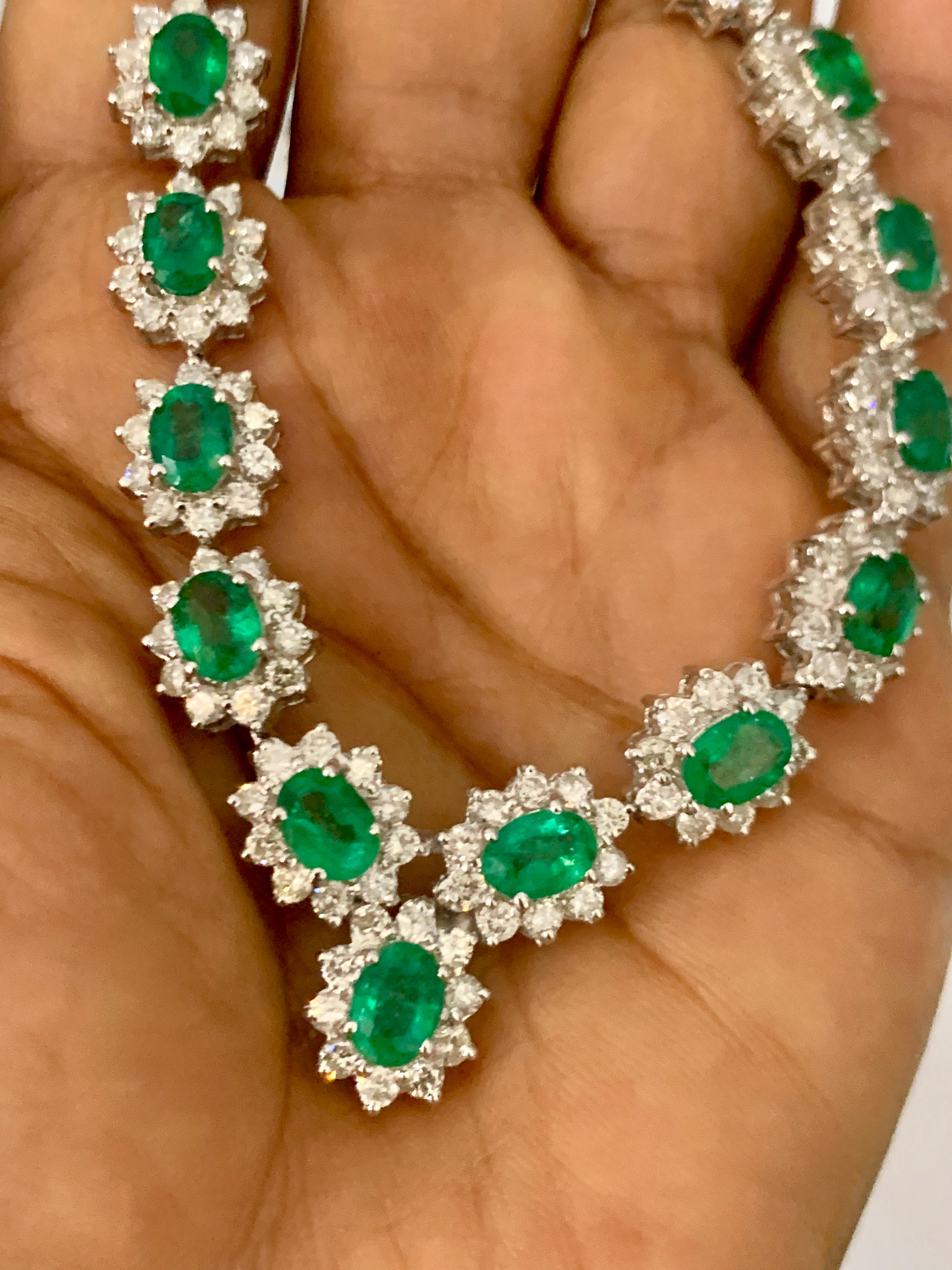 30 Carat Oval Shape Natural Emerald & 23 Carat Diamond Necklace in 18 Karat Gold For Sale 2