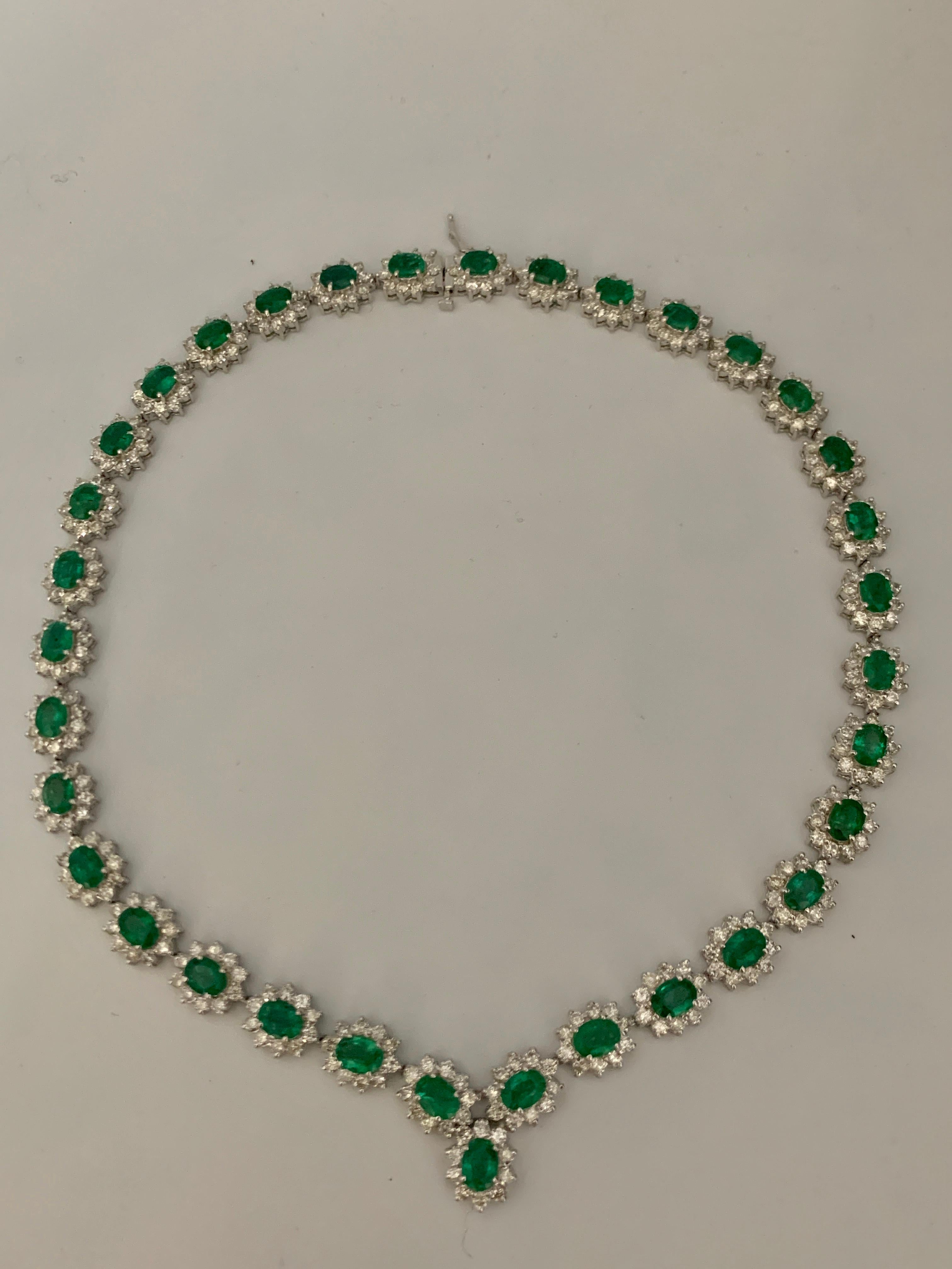 30 Carat Oval Shape Natural Emerald & 23 Carat Diamond Necklace in 18 Karat Gold For Sale 5