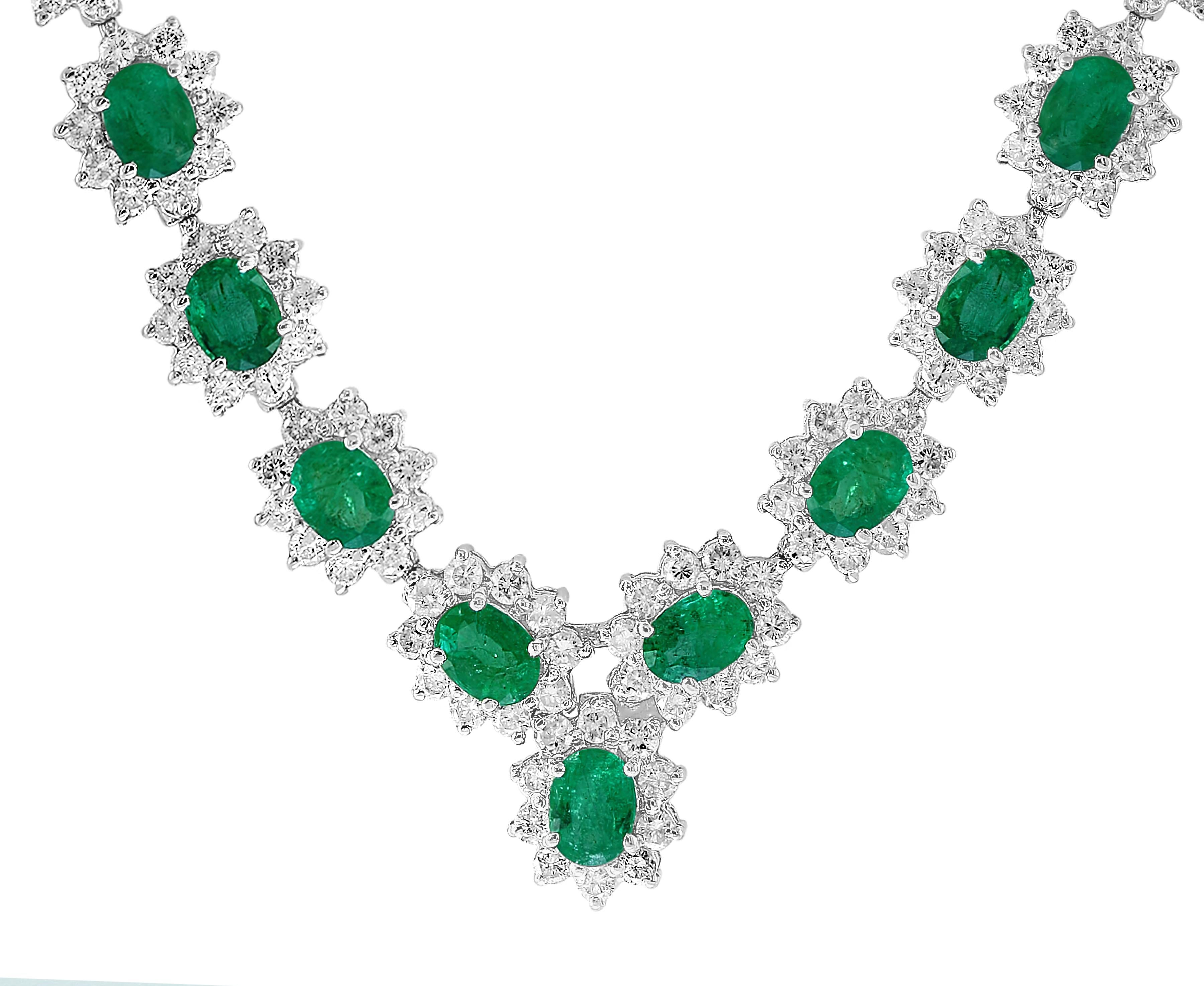 Smeraldo naturale di forma ovale da 30 carati e collana di diamanti da 23 carati in oro 18 carati
Questa spettacolare sposa  Collana  composto da 35 smeraldi di forma ovale, ogni smeraldo di circa 1 Carato. Ogni smeraldo ovale è circondato da