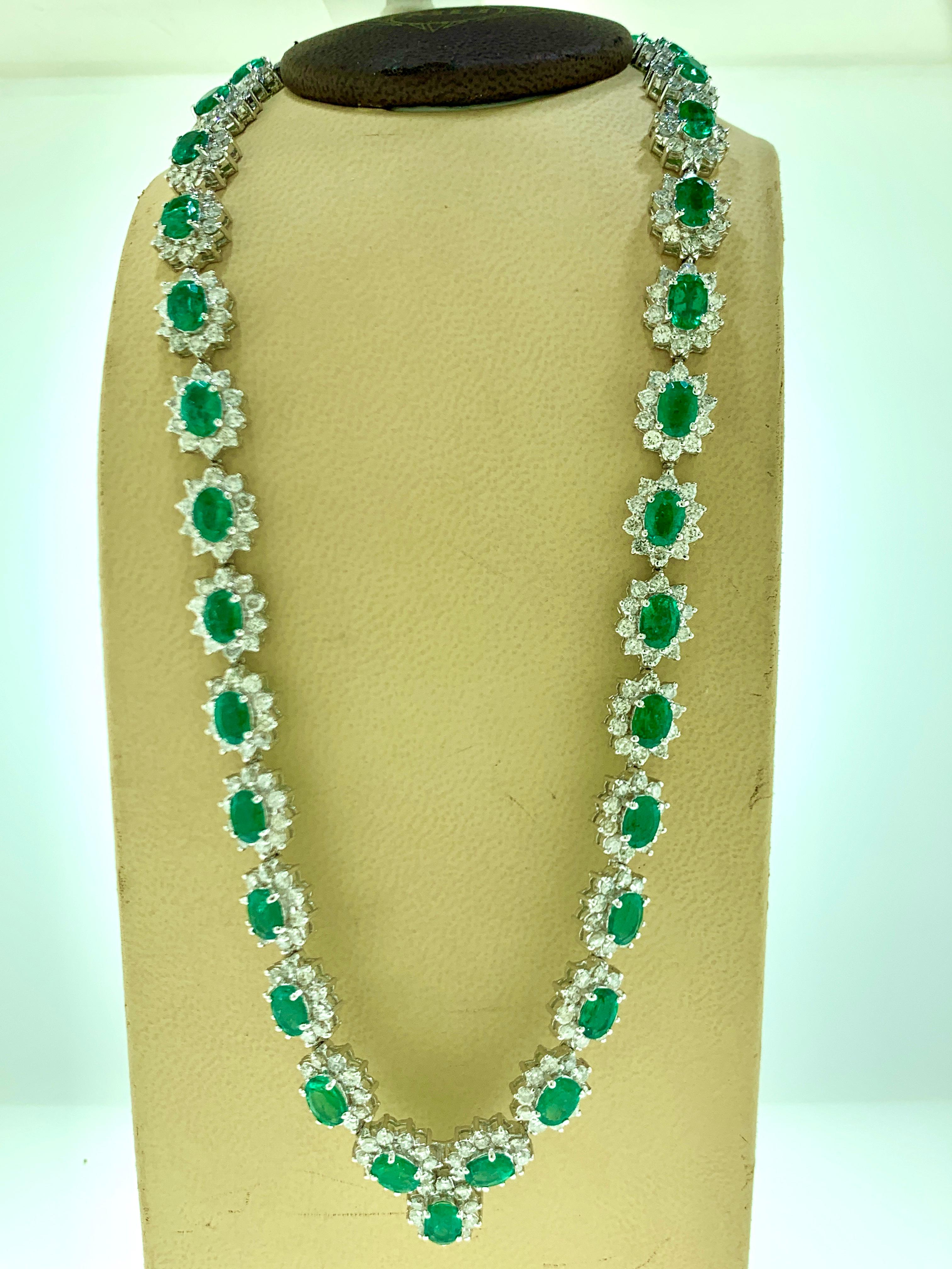 30 Carat Oval Shape Natural Emerald & 23 Carat Diamond Necklace in 18 Karat Gold For Sale 1