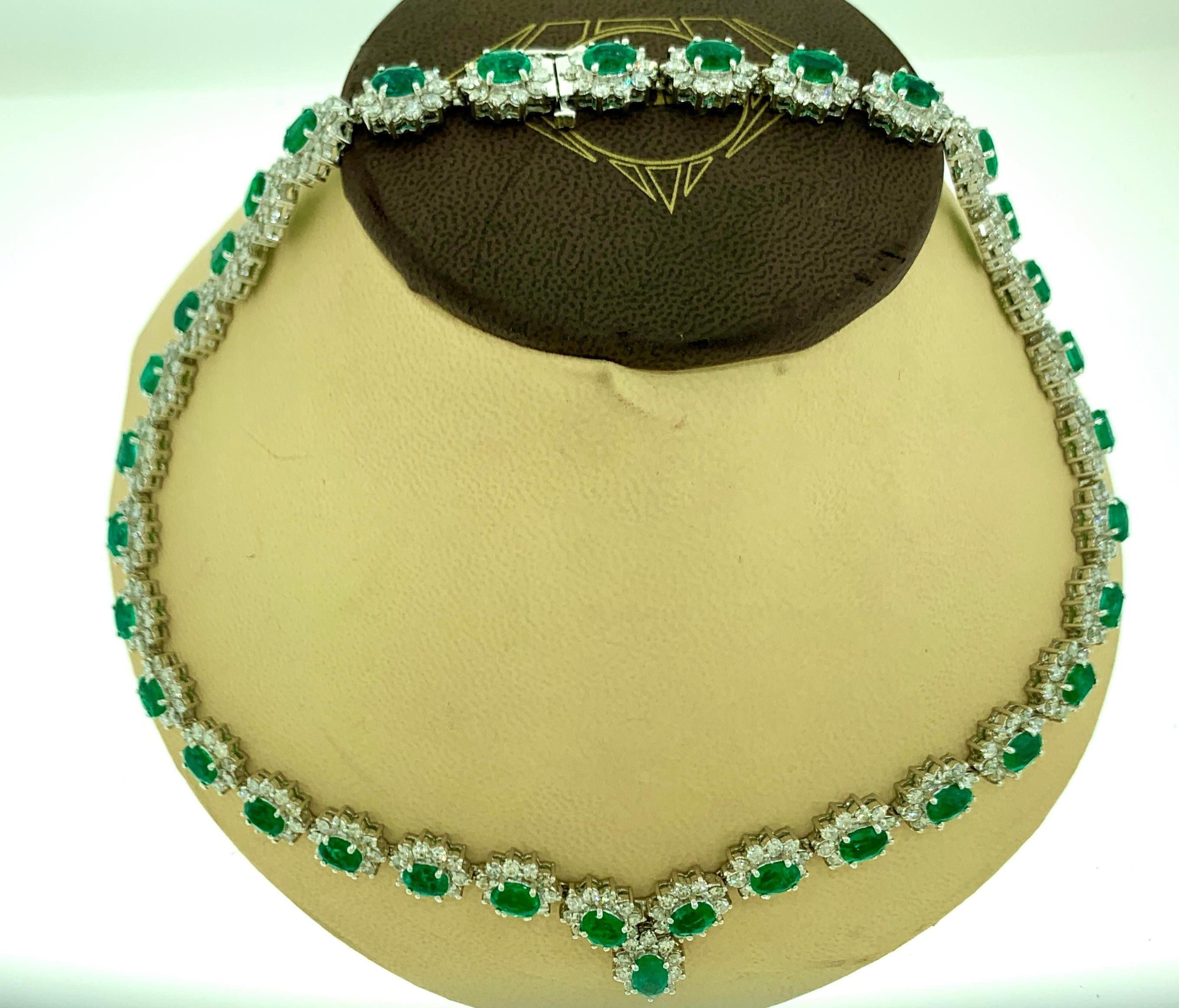 Women's 30 Carat Oval Shape Natural Emerald & 23 Carat Diamond Necklace in 18 Karat Gold For Sale