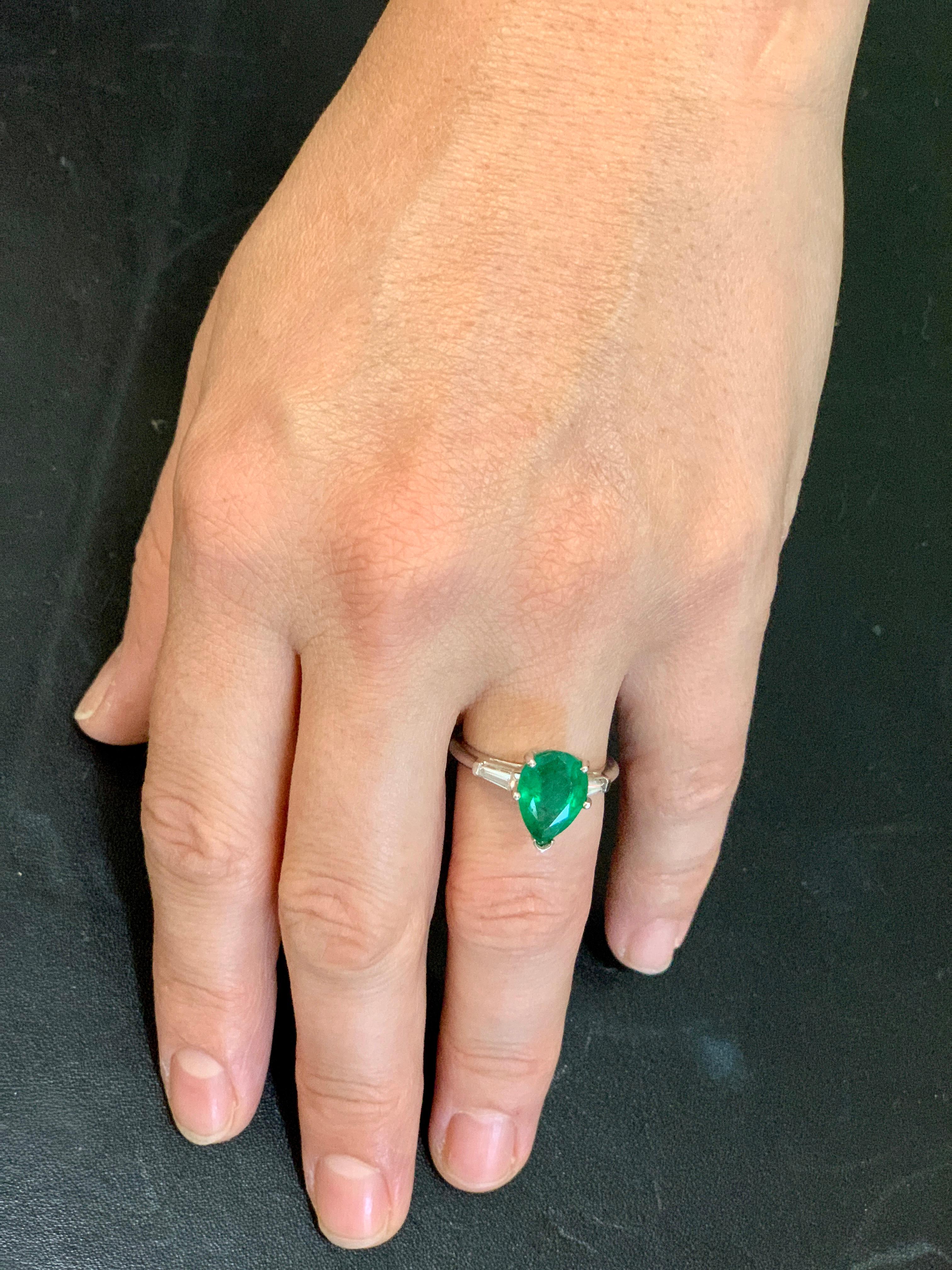 3.5 Carat Pear Cut Emerald and Diamond Ring 14 Karat White Gold For Sale 5