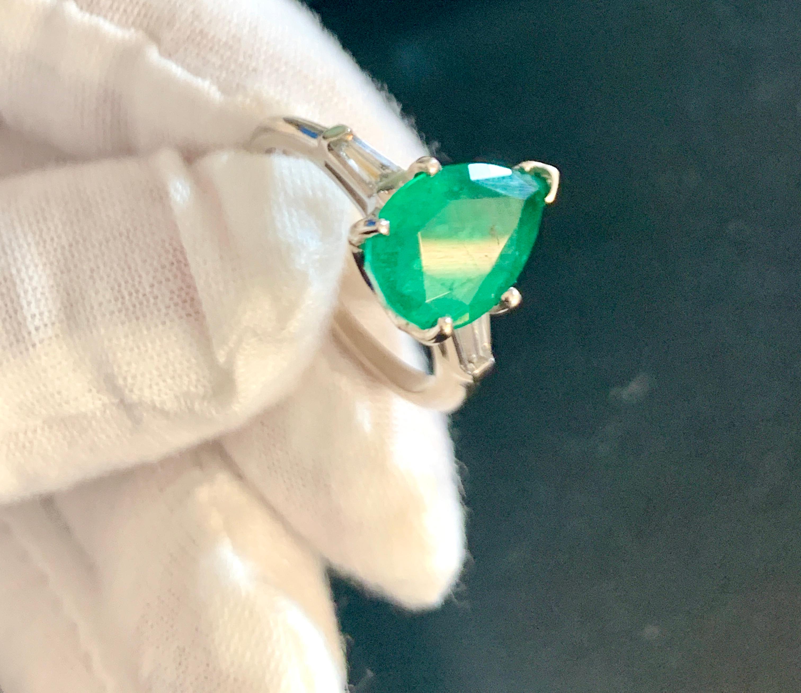 3.5 Carat Pear Cut Emerald and Diamond Ring 14 Karat White Gold In Excellent Condition For Sale In New York, NY