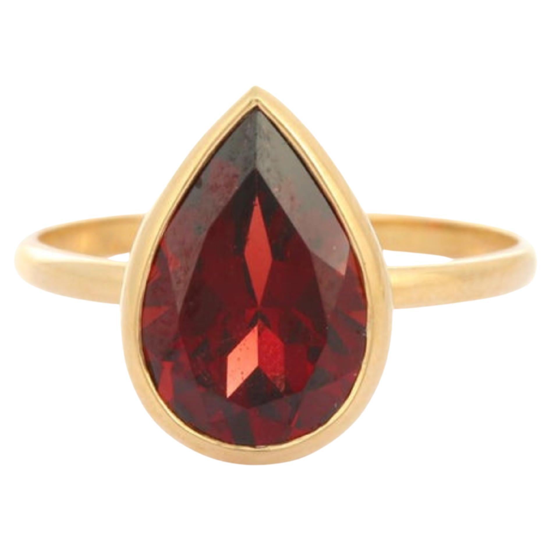 En vente :  Bague cocktail en or jaune 18 carats avec grenat taille poire de 3,5 carats