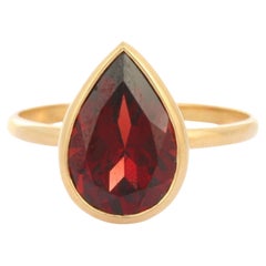 Anillo de cóctel de granate talla pera de 3,5 quilates en oro amarillo de 18 quilates